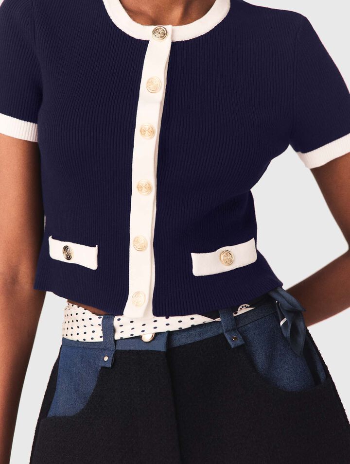 Kurzer Cardigan mit Kontrastdetails