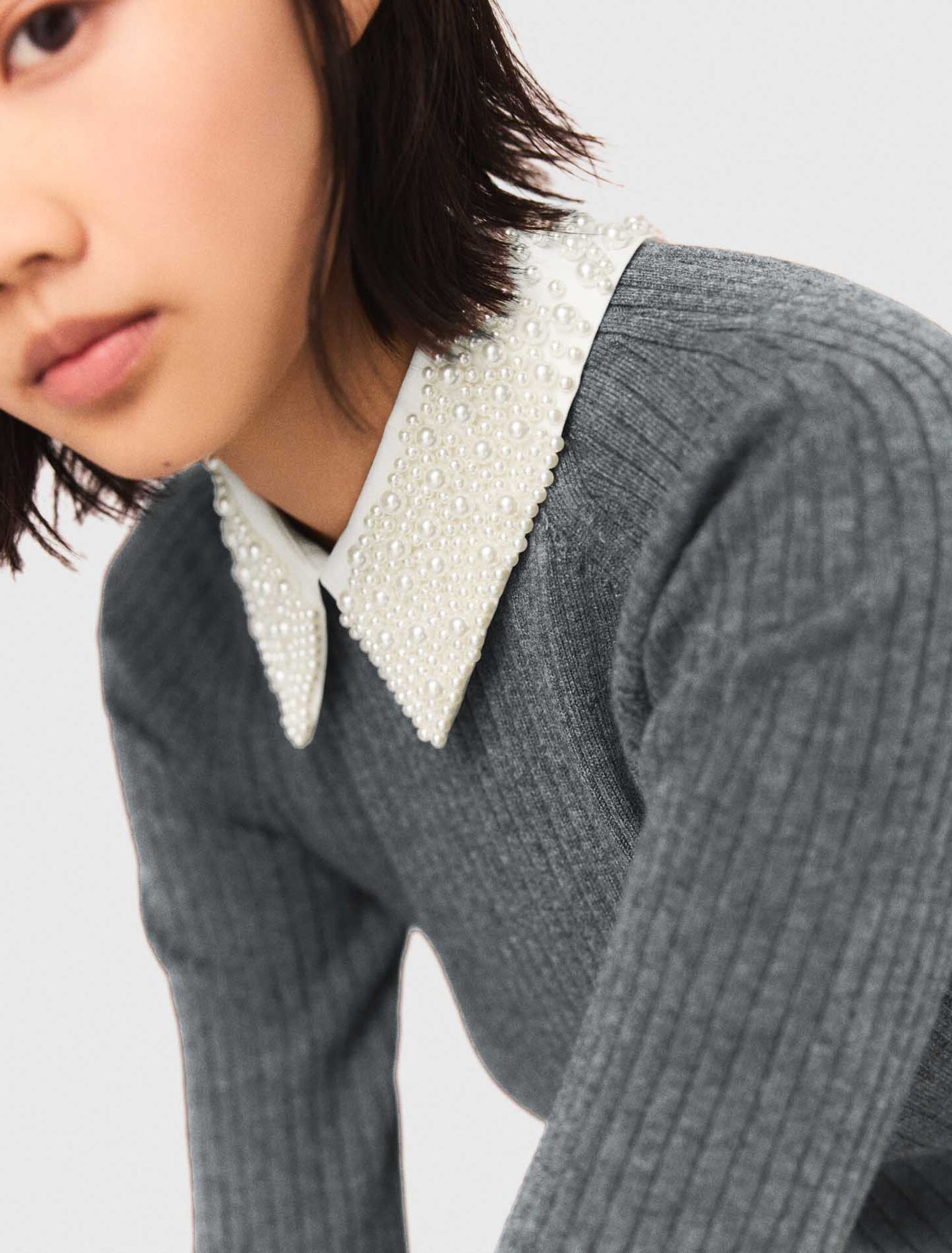 Kurzes Strickkleid mit Perlenkragen