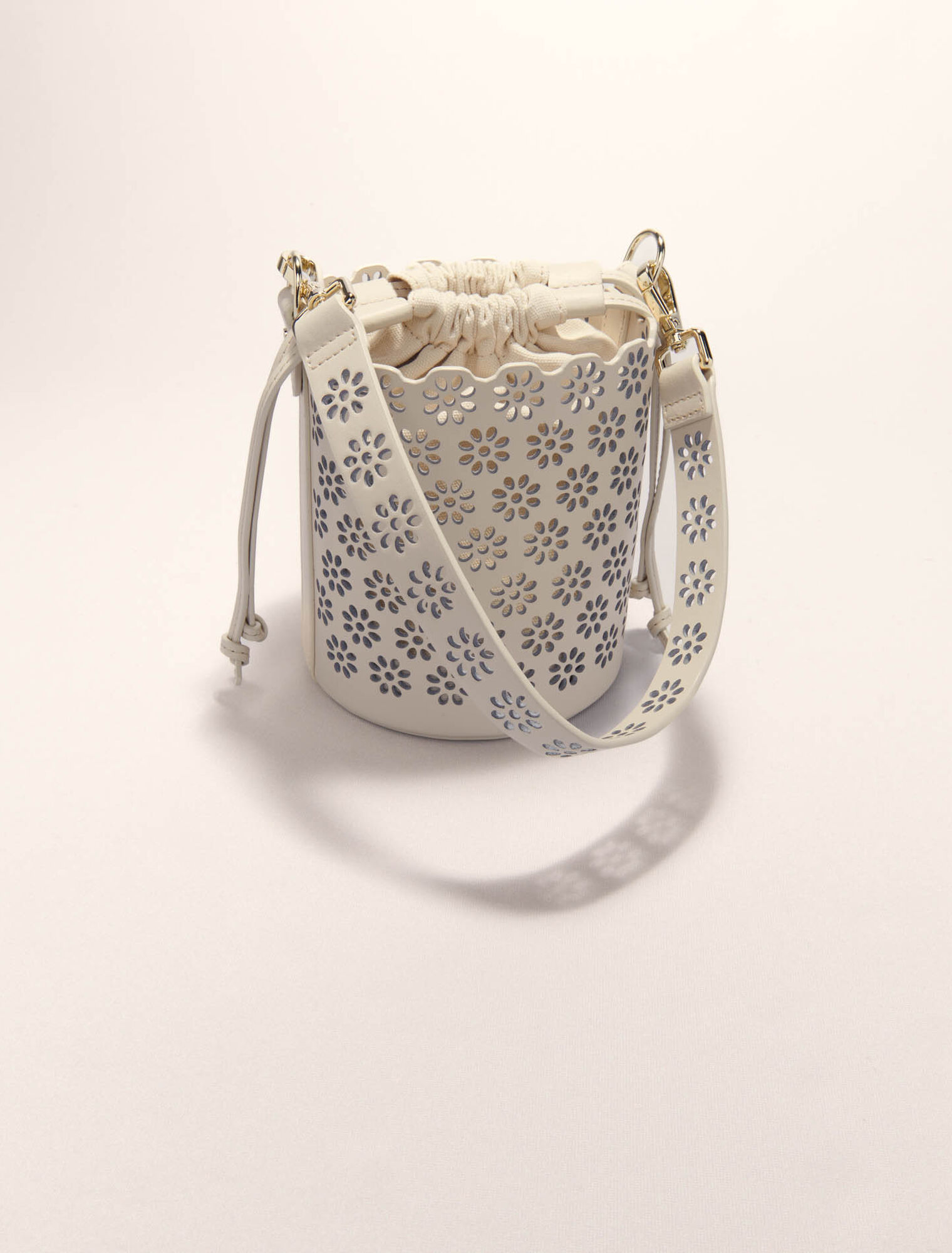 Bucket Bag aus perforiertem Leder