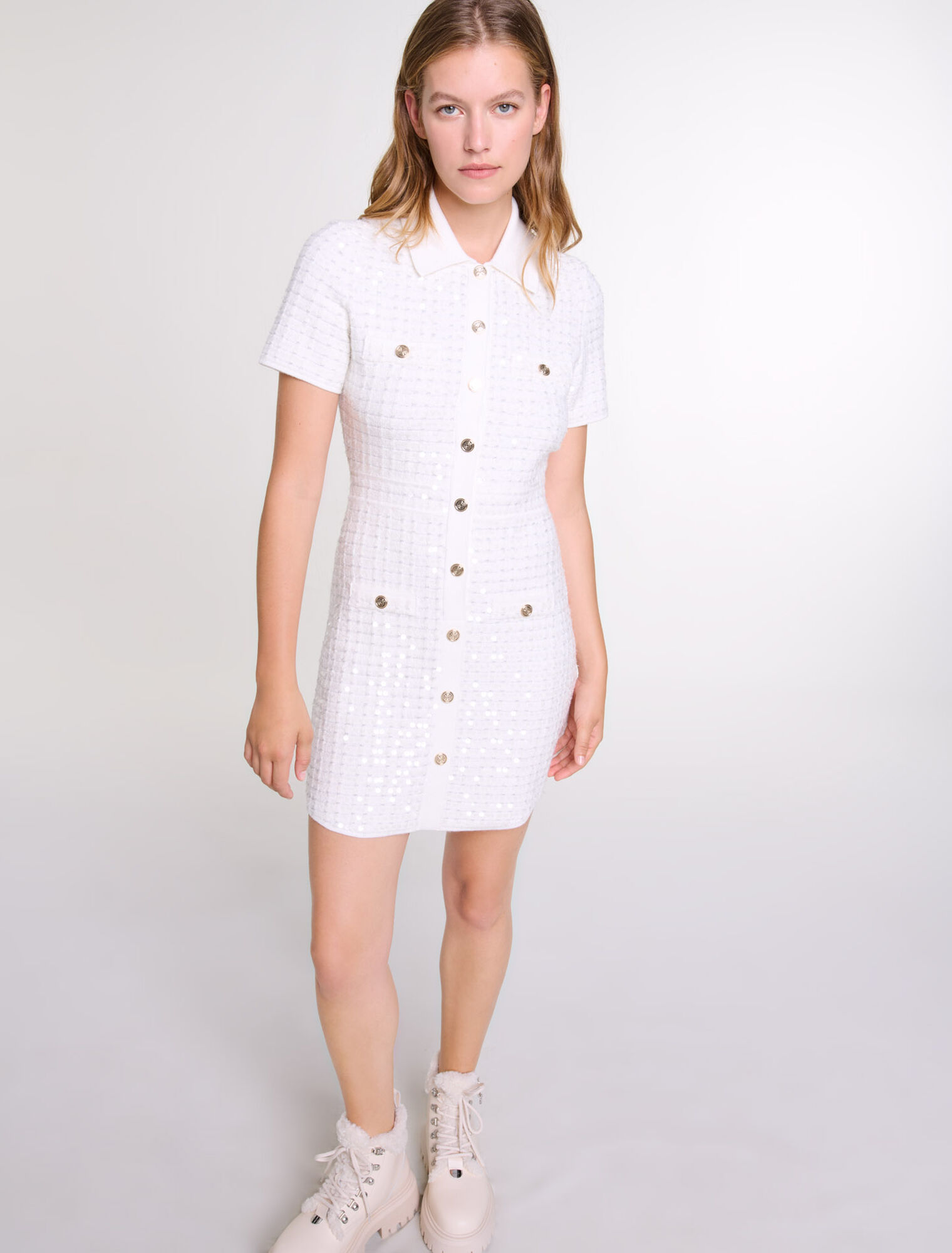 Kurzes Strickkleid mit Pailletten