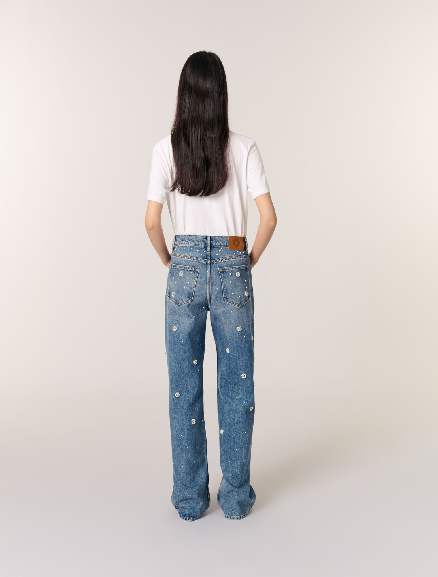 Weite Jeans mit Stickereien