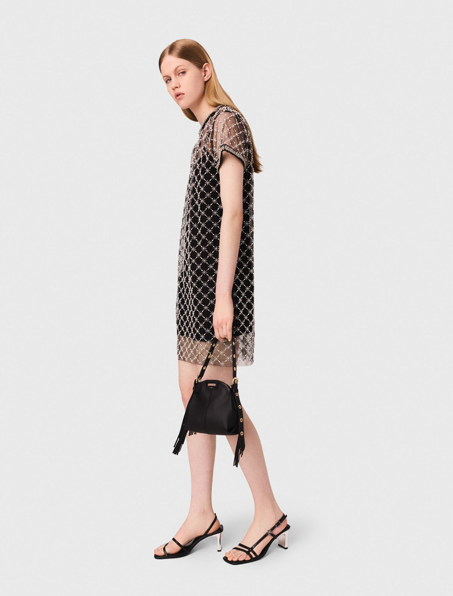 Kurzes Kleid aus besticktem Tüll