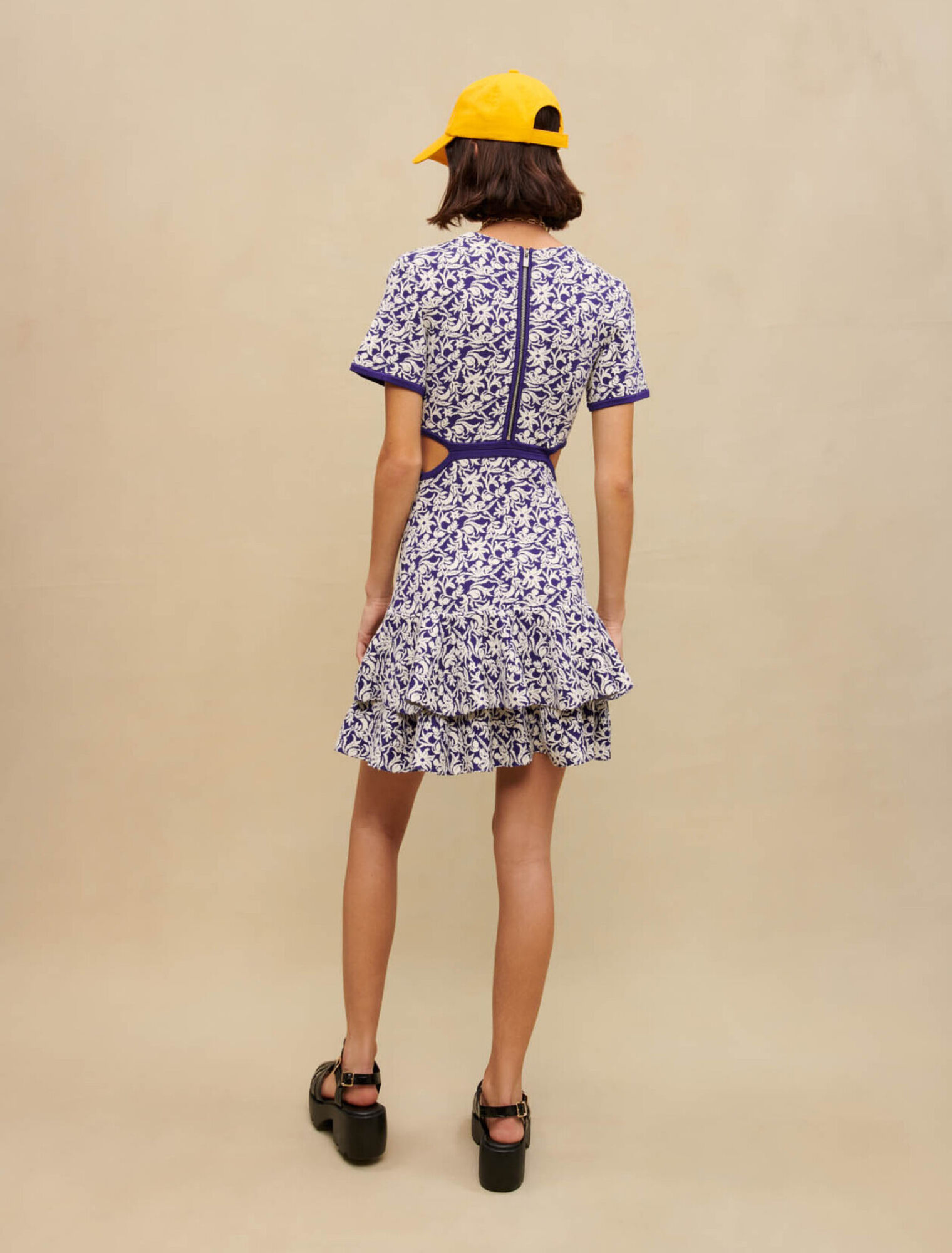 Kurzes Kleid mit Blumenmuster