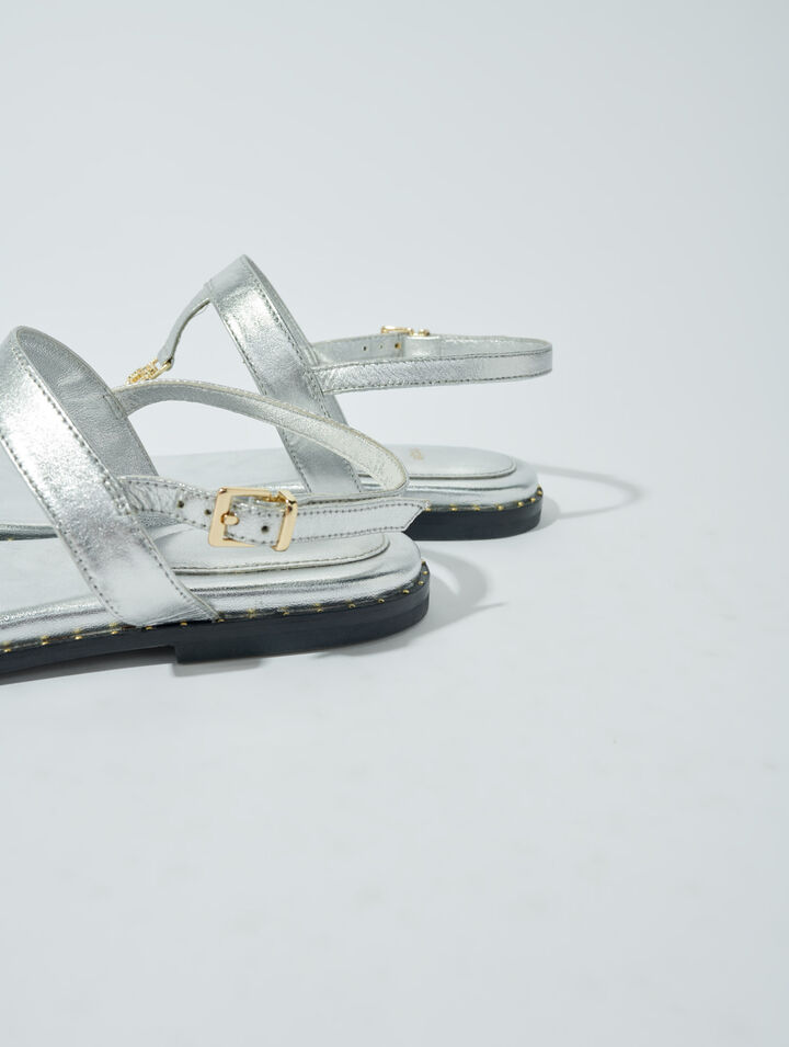 Silberne Ledersandalen mit Riemen