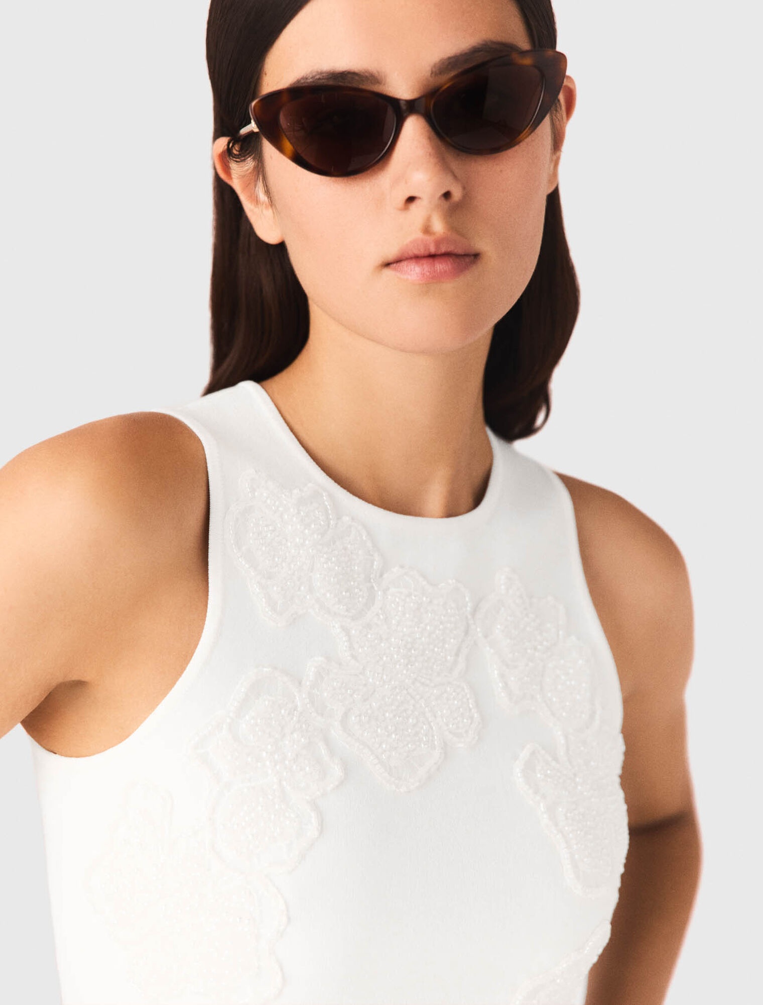 Kleid mit perlenbestickten Blumen