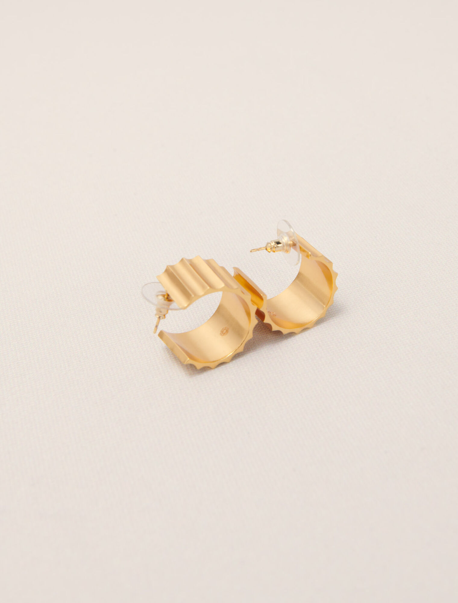 Mini-Creolen aus goldenem Metall