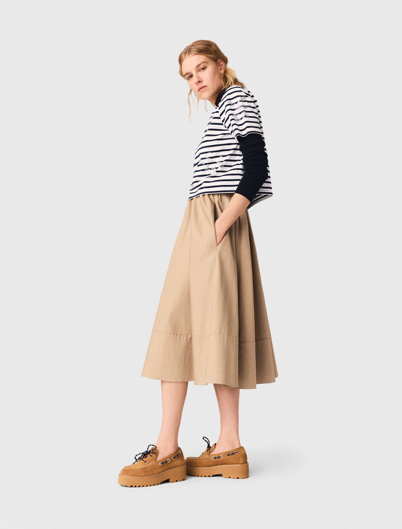 Gestreiftes Shirt mit Strassblumen