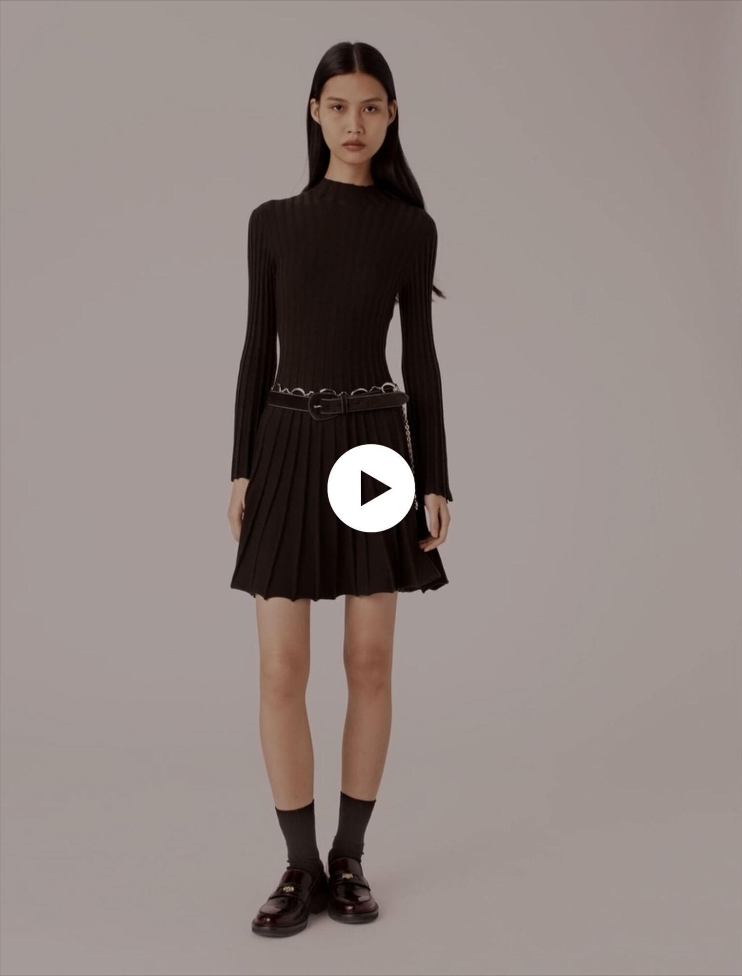 Kurzes Skaterkleid mit Stehkragen