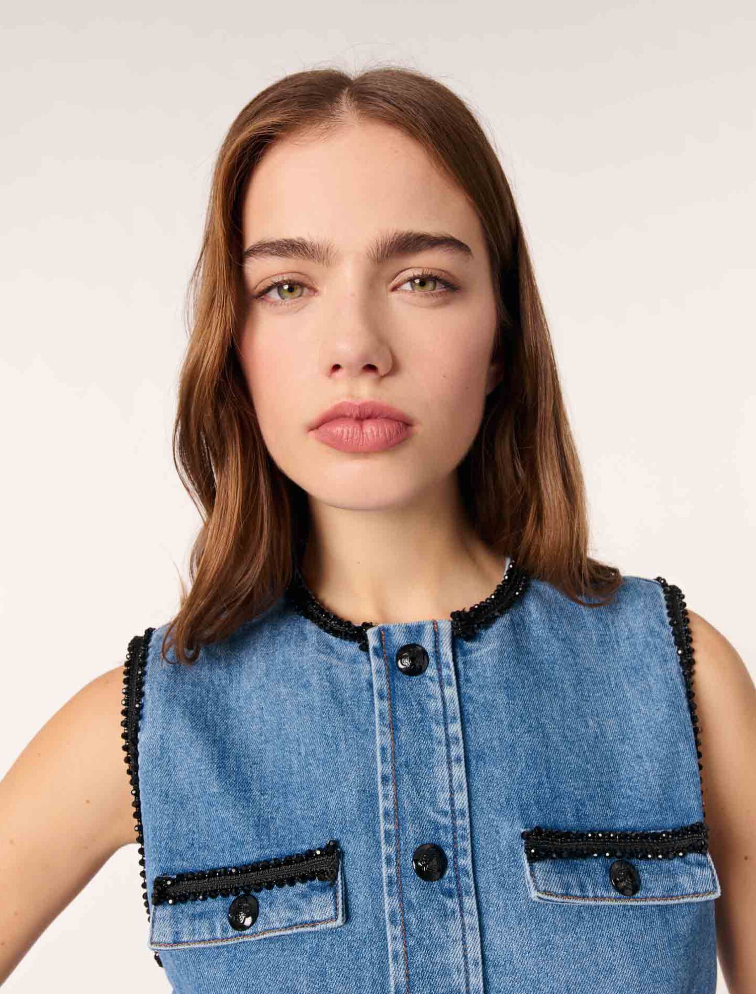 Denimkleid mit bestickten Borten