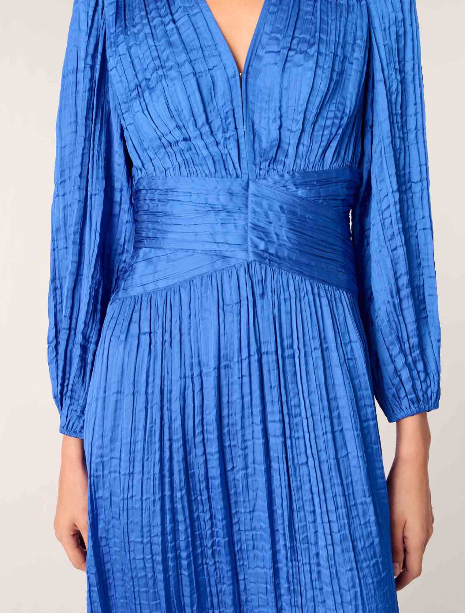 Langes plissiertes Kleid aus Satin