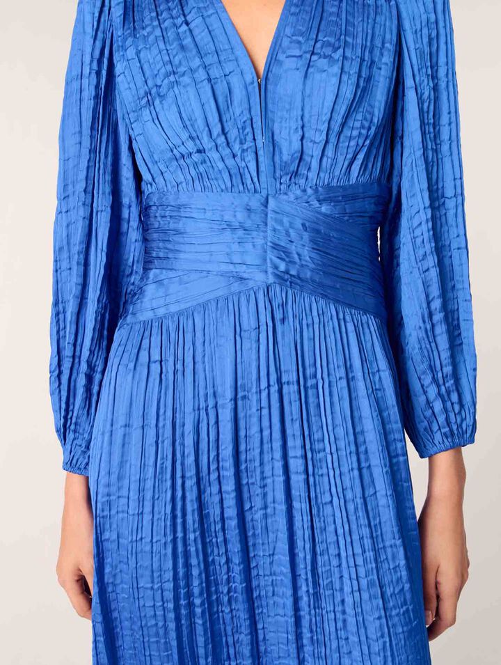 Langes plissiertes Kleid aus Satin