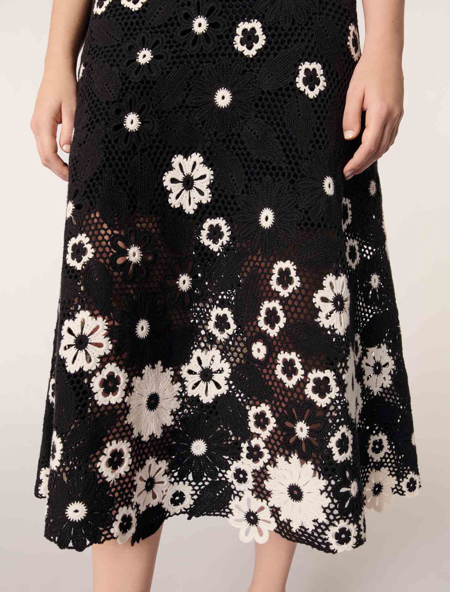 Langes Häkelkleid mit Blumenmuster