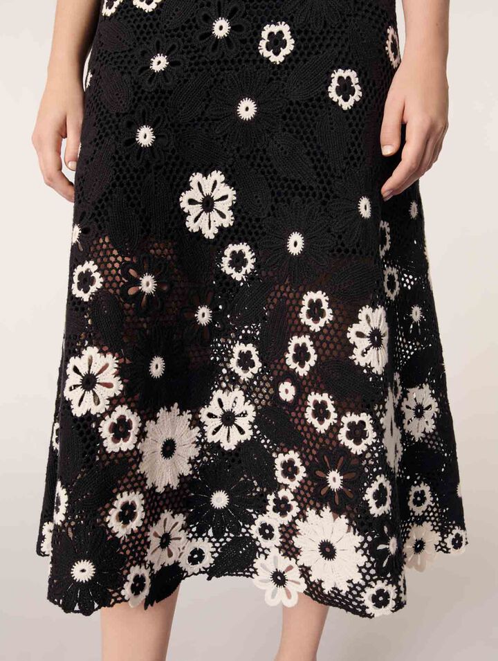 Langes Häkelkleid mit Blumenmuster