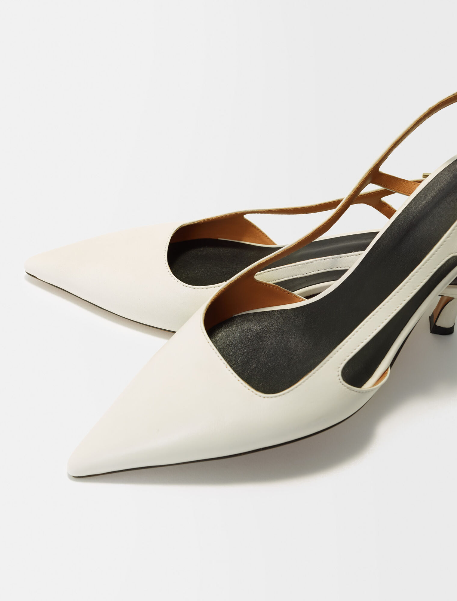 Spitze Pumps mit verstellbaren Riemchen