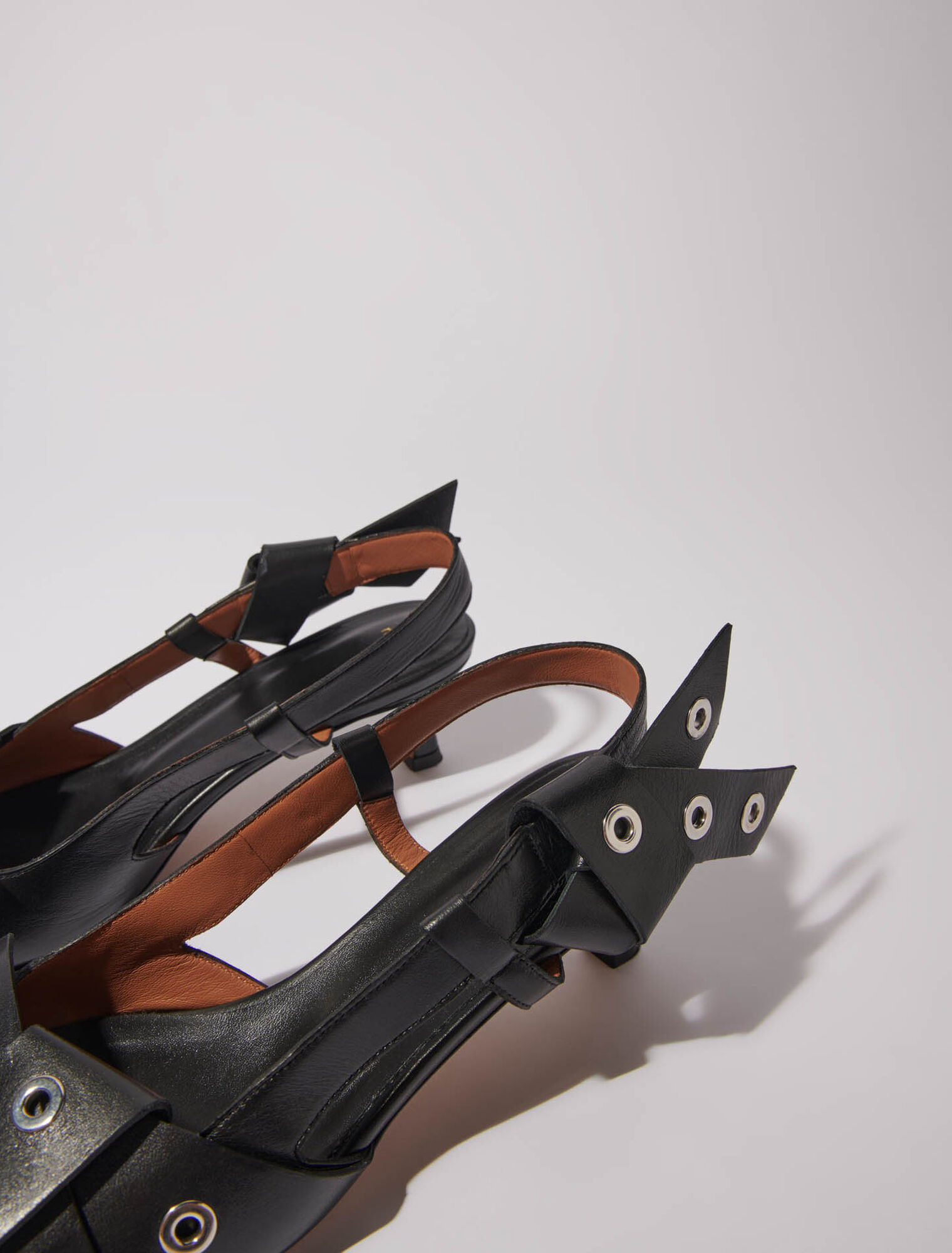 Spitze Pumps mit Schleifendetail