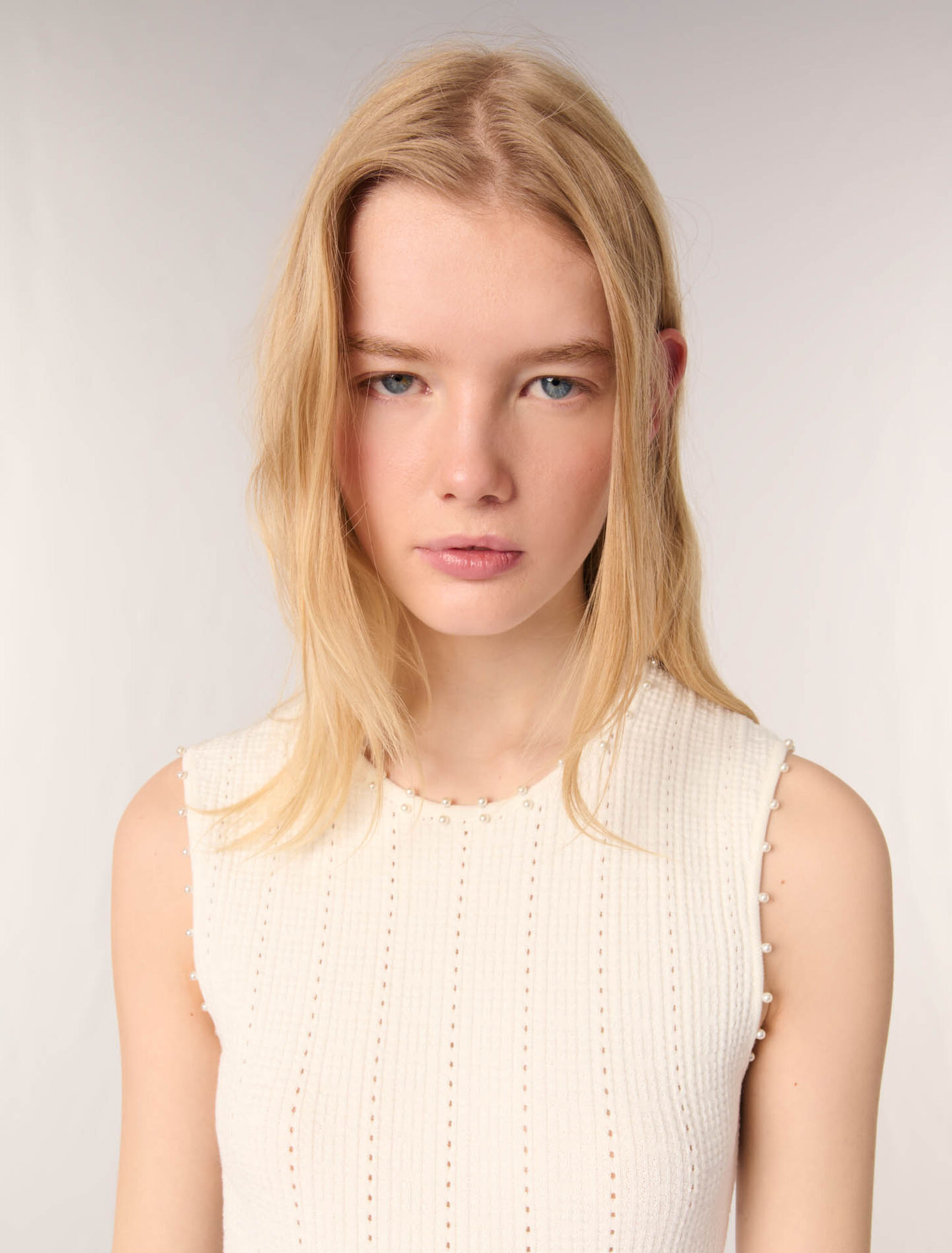 Kleid aus Pointelle mit Perlen