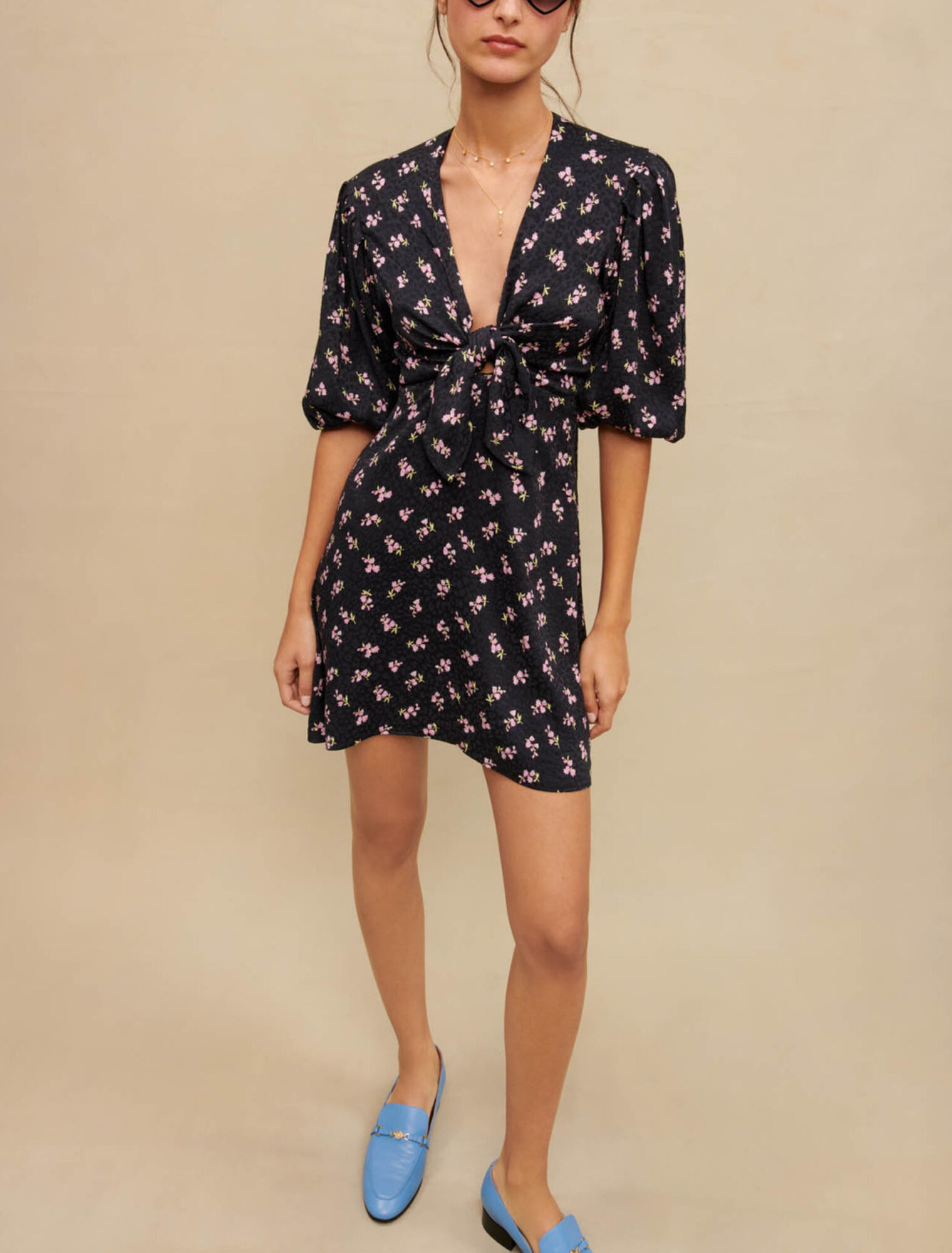 Kurzes Kleid mit Schleife