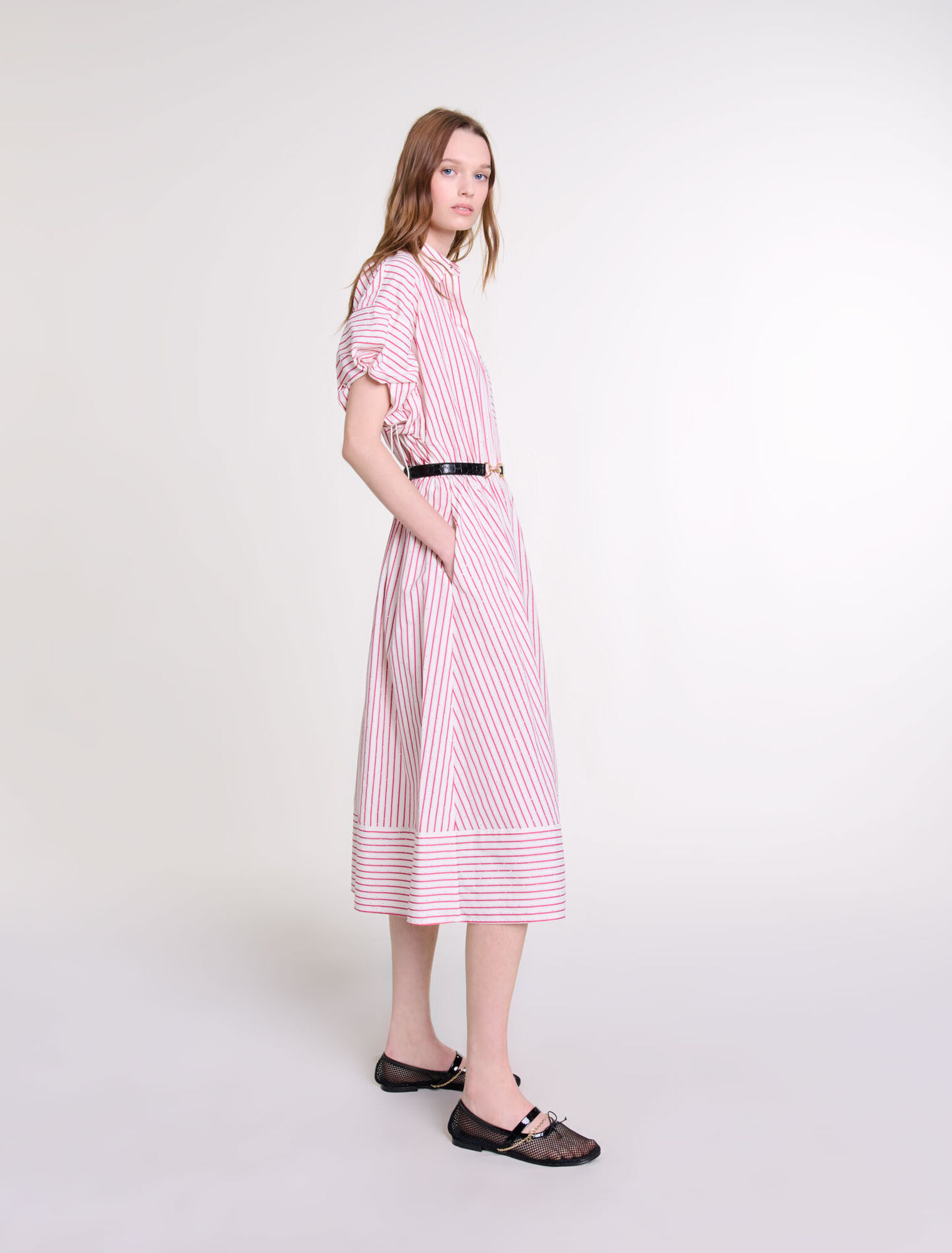 Langes gestreiftes Kleid mit Strass