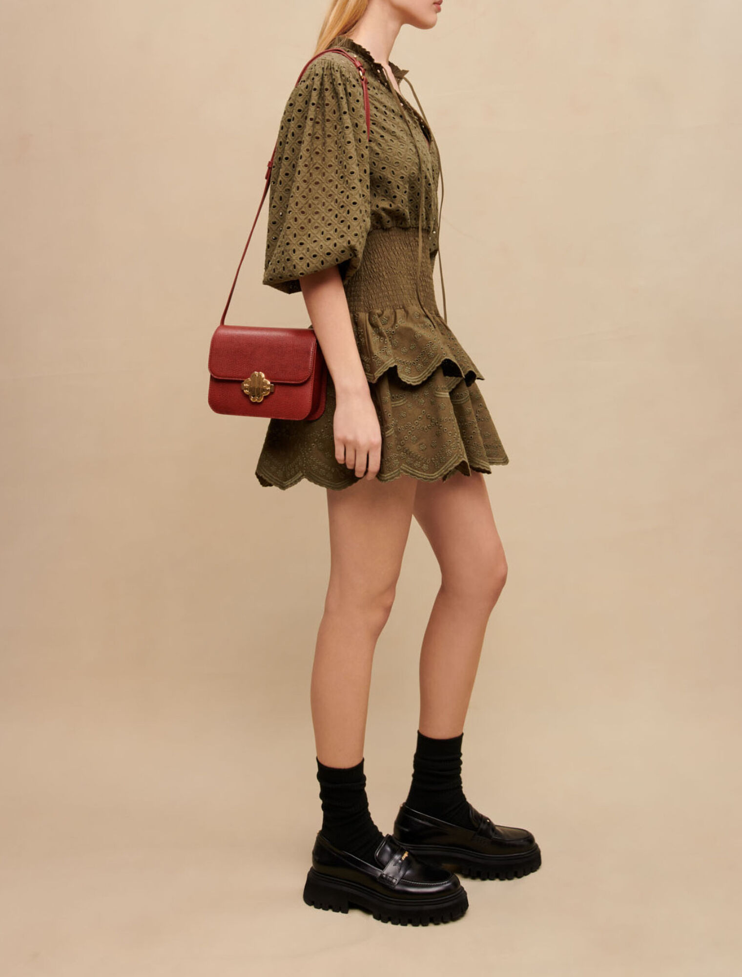 Kurzes Kleid mit Lochstickerei