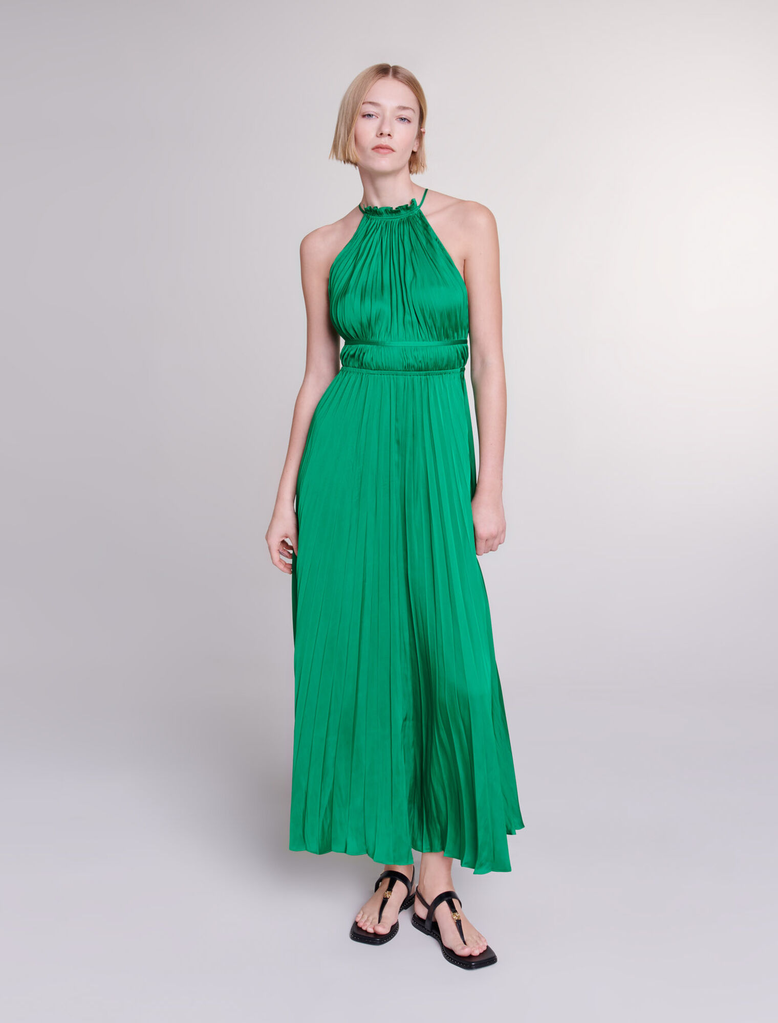 Langes, plissiertes Kleid aus Satin