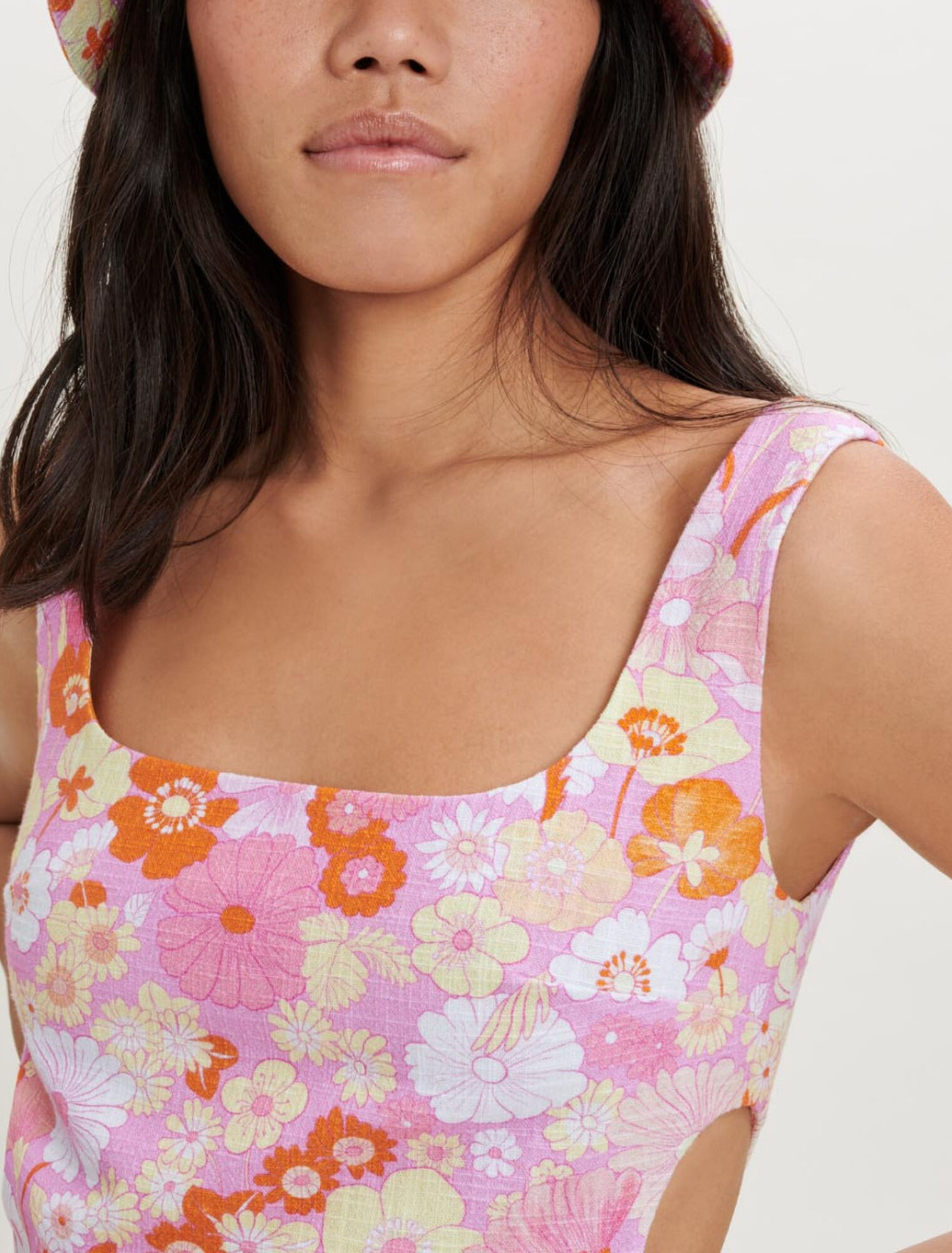 Hängendes Kleid mit Flower-Power-Druck