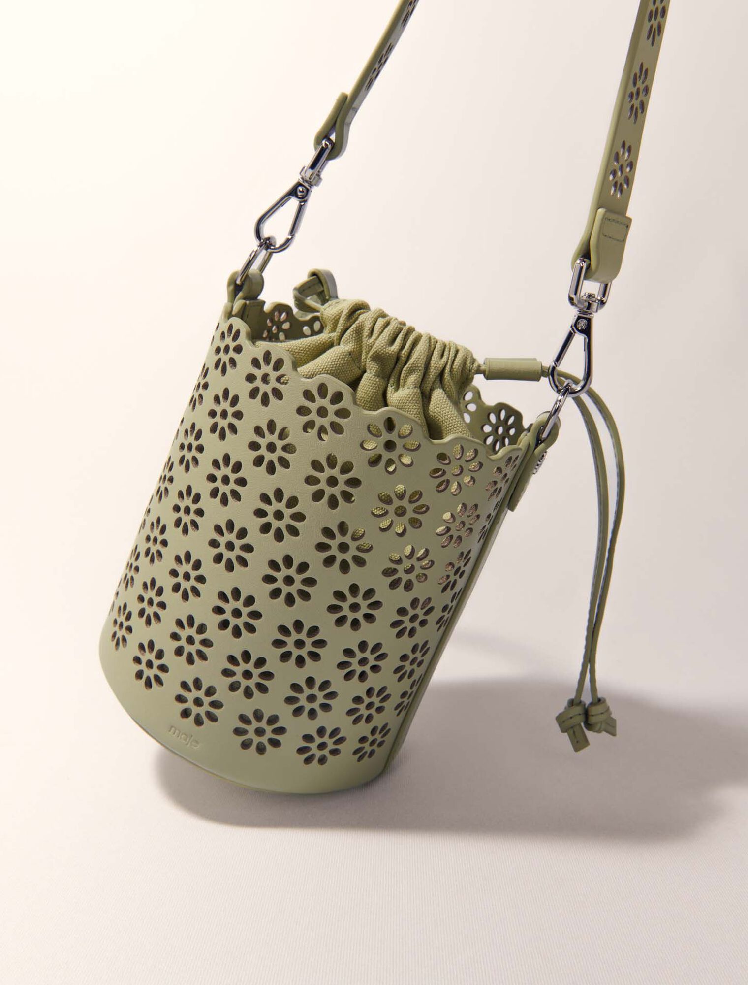 Bucket Bag aus perforiertem Leder