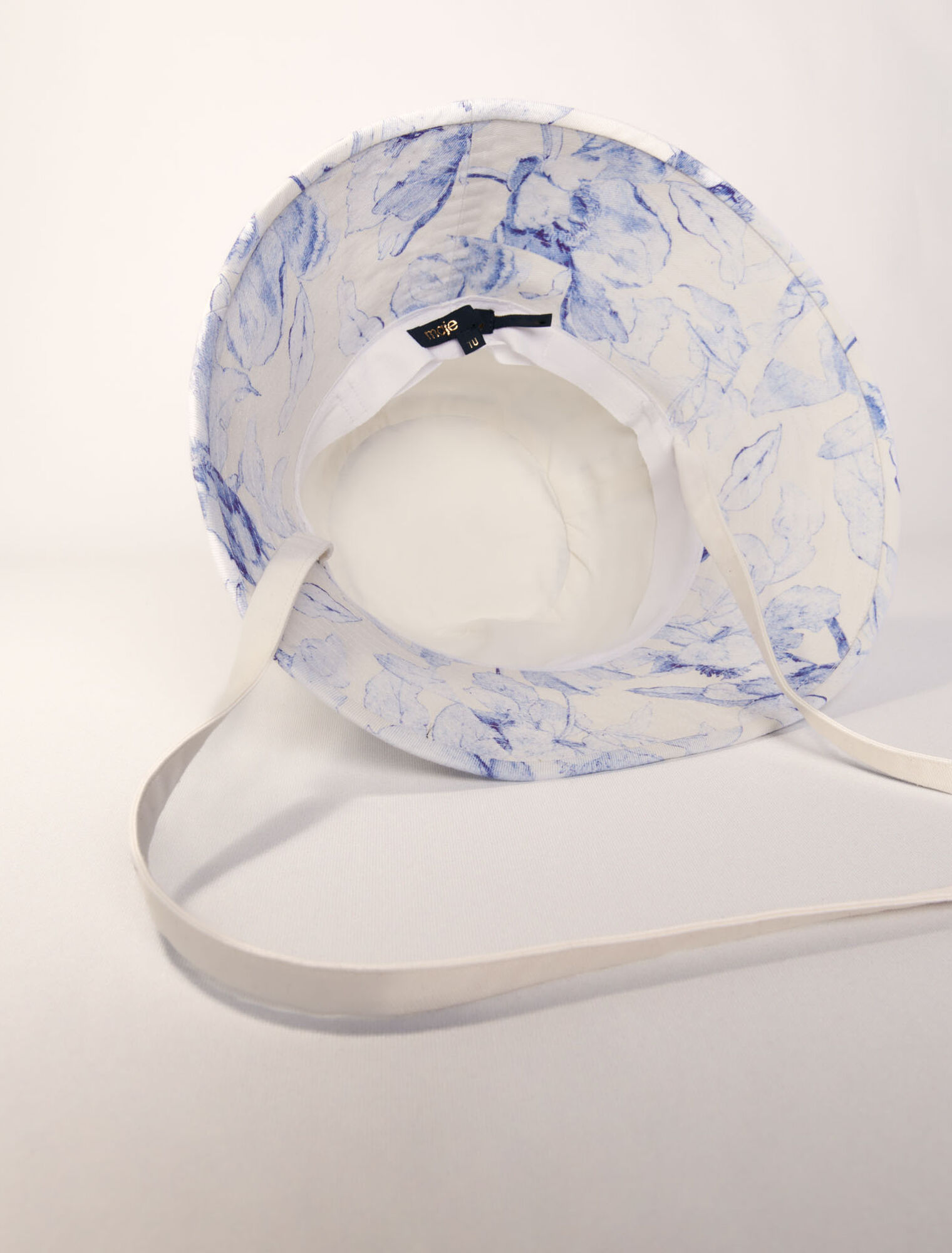 Langer Bob-Hut zum Thema „Aquarell“