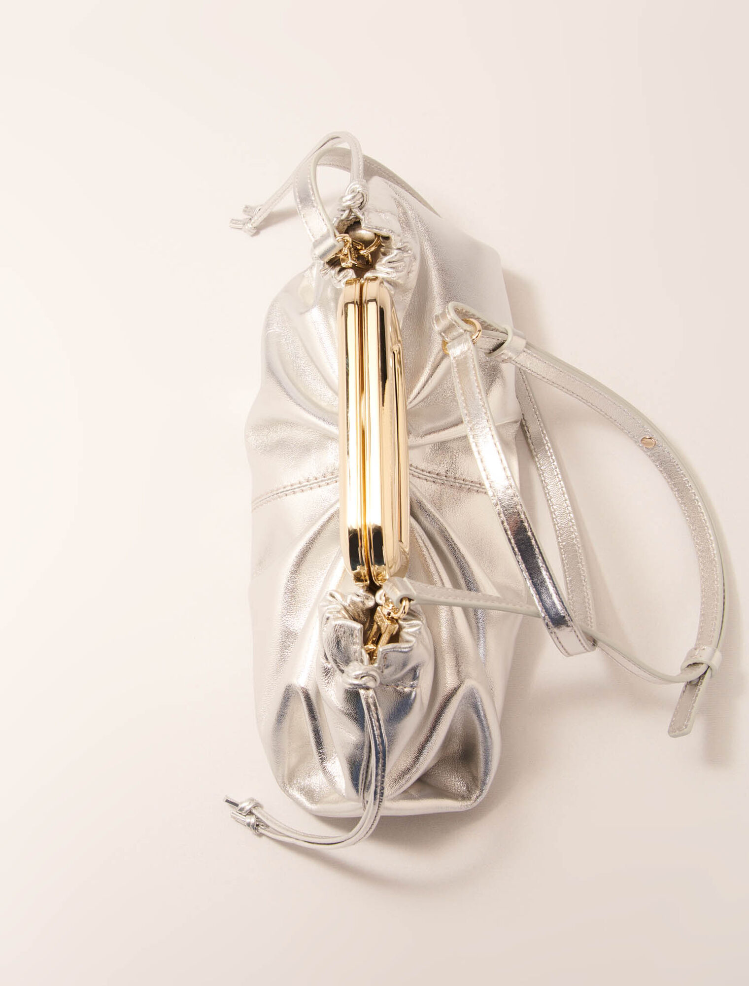 Clutch aus Leder mit Metallgriff