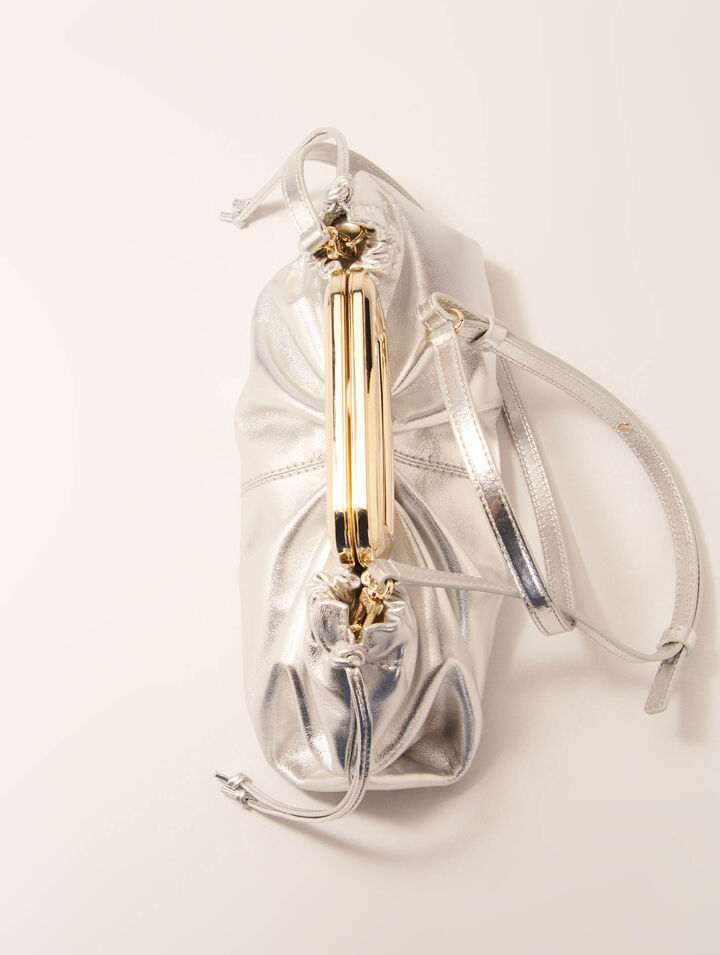 Clutch aus Leder mit Metallgriff