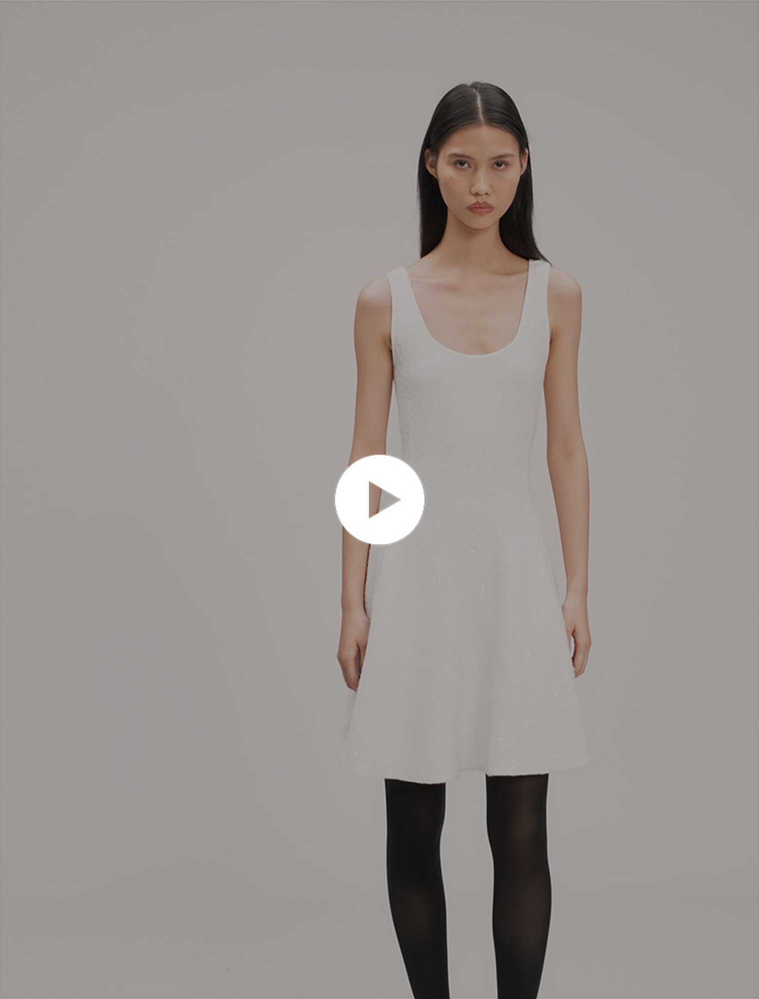 Kurzes Strickkleid mit Pailletten