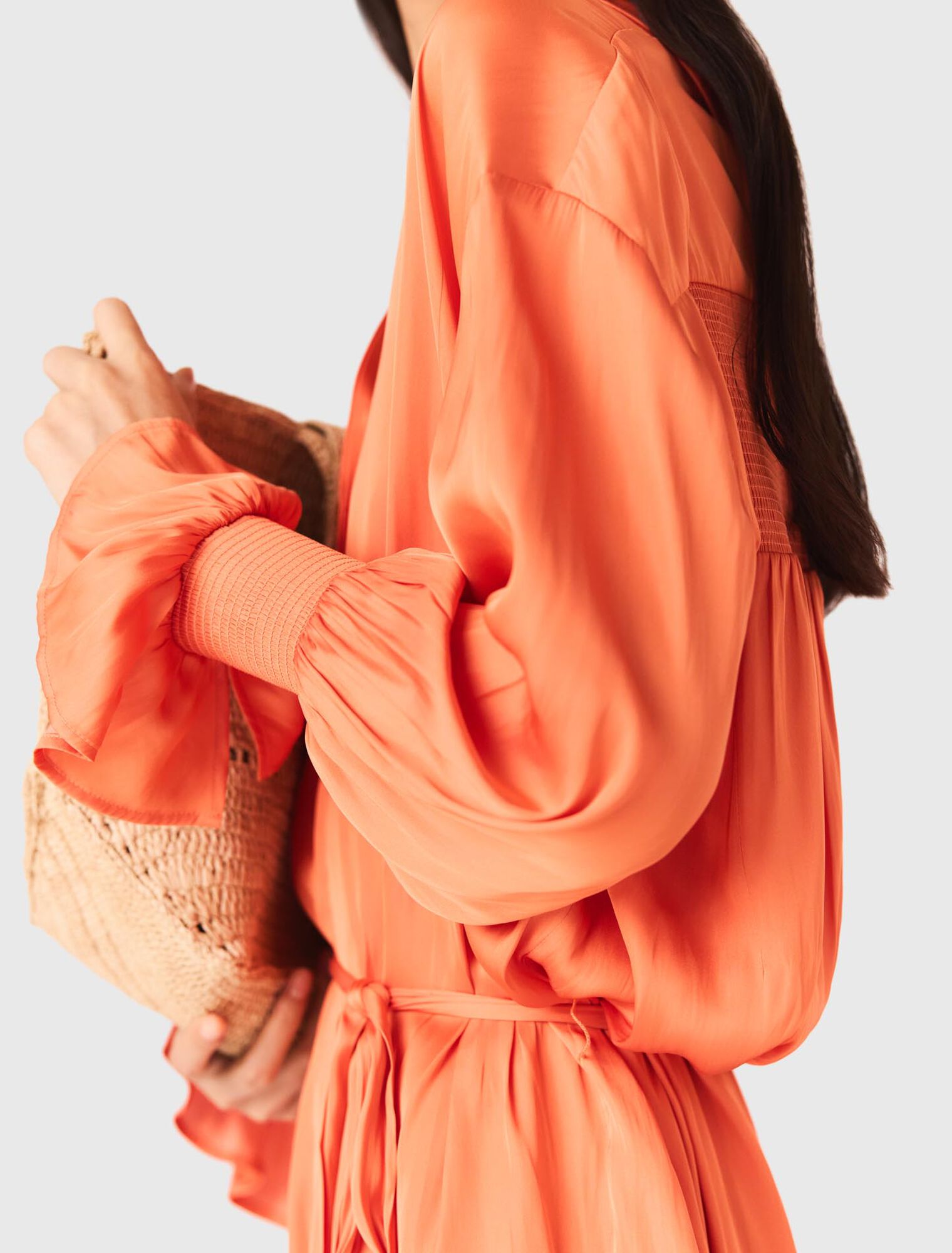 Kurzes Satin-Kleid