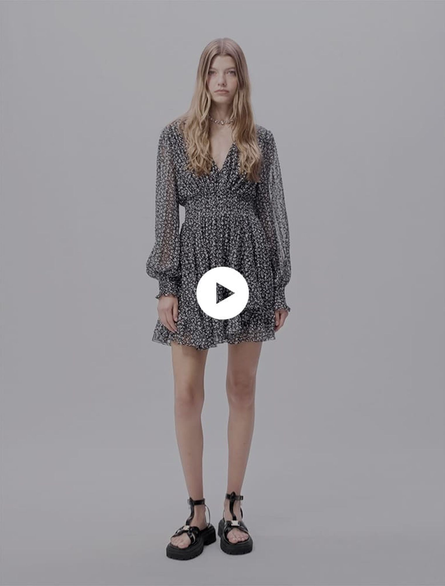 Kurzes ausgestelltes Kleid
