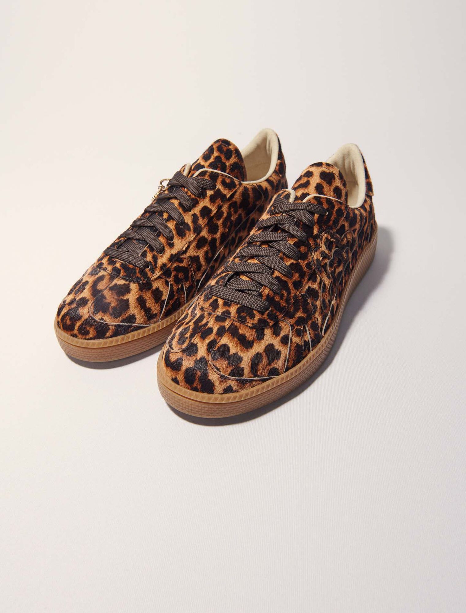Lederturnschuhe mit Leopardenoptik