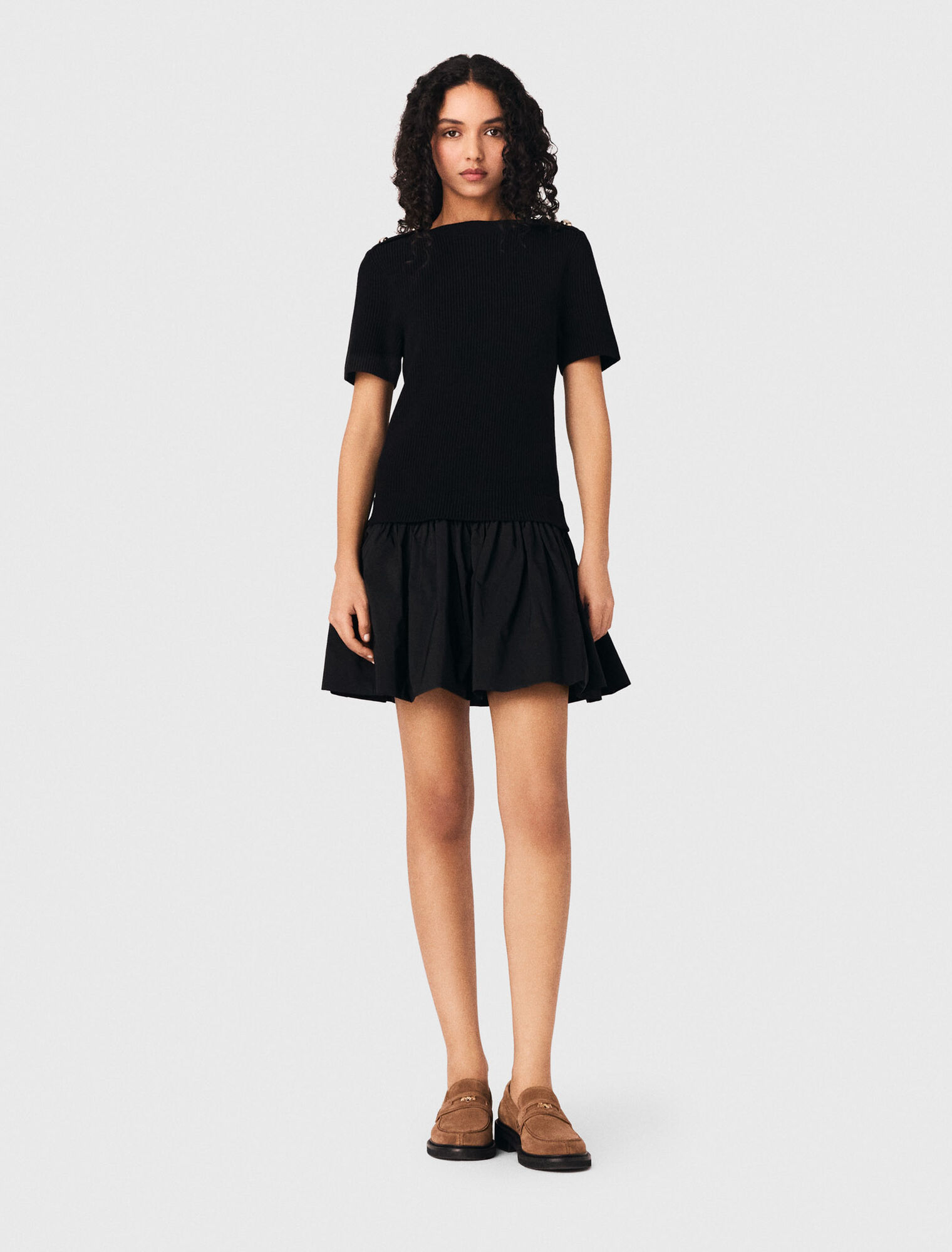 Kurzes Kleid aus Strick und Taft