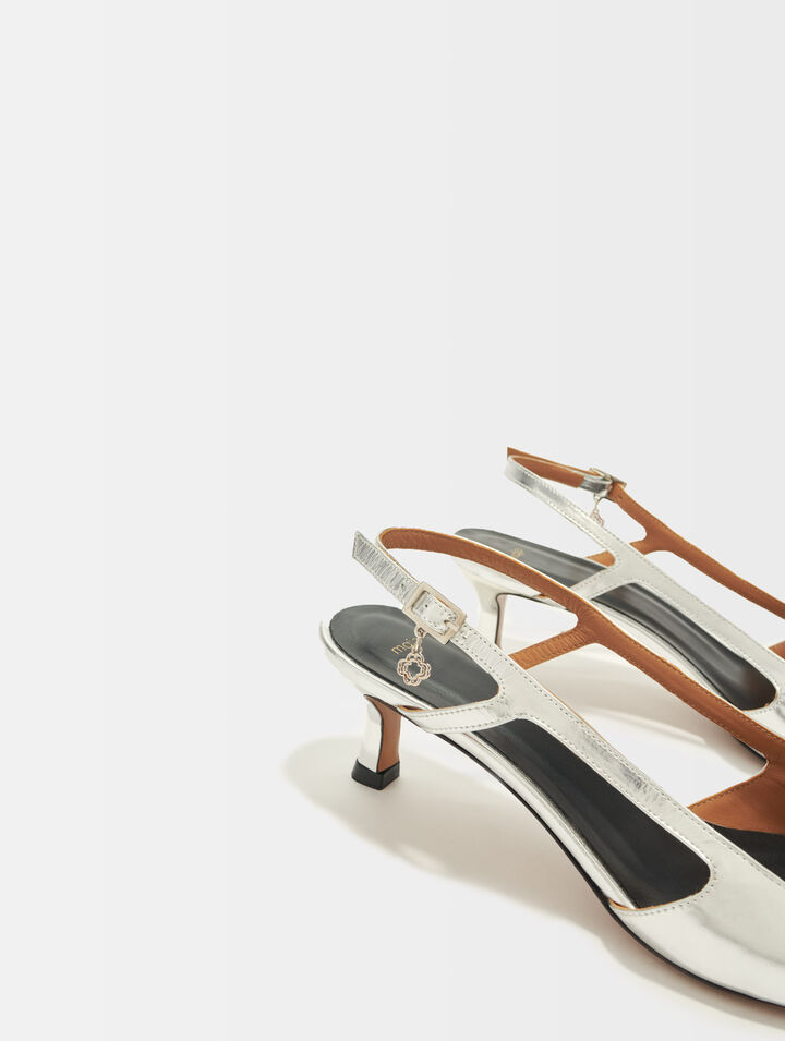 Silberfarbene Lederpumps mit Riemchen