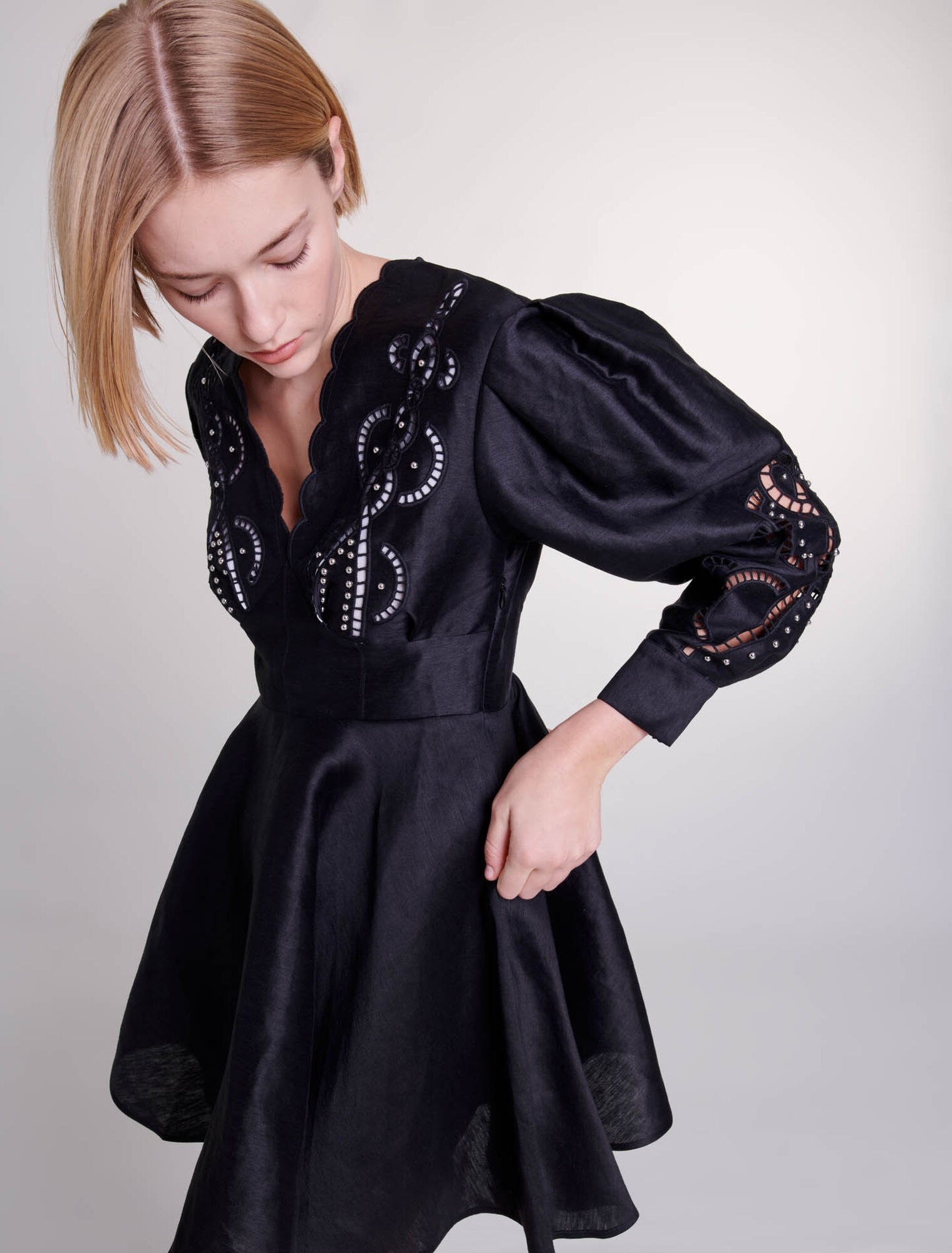 Kurzes Leinenkleid mit Stickerei
