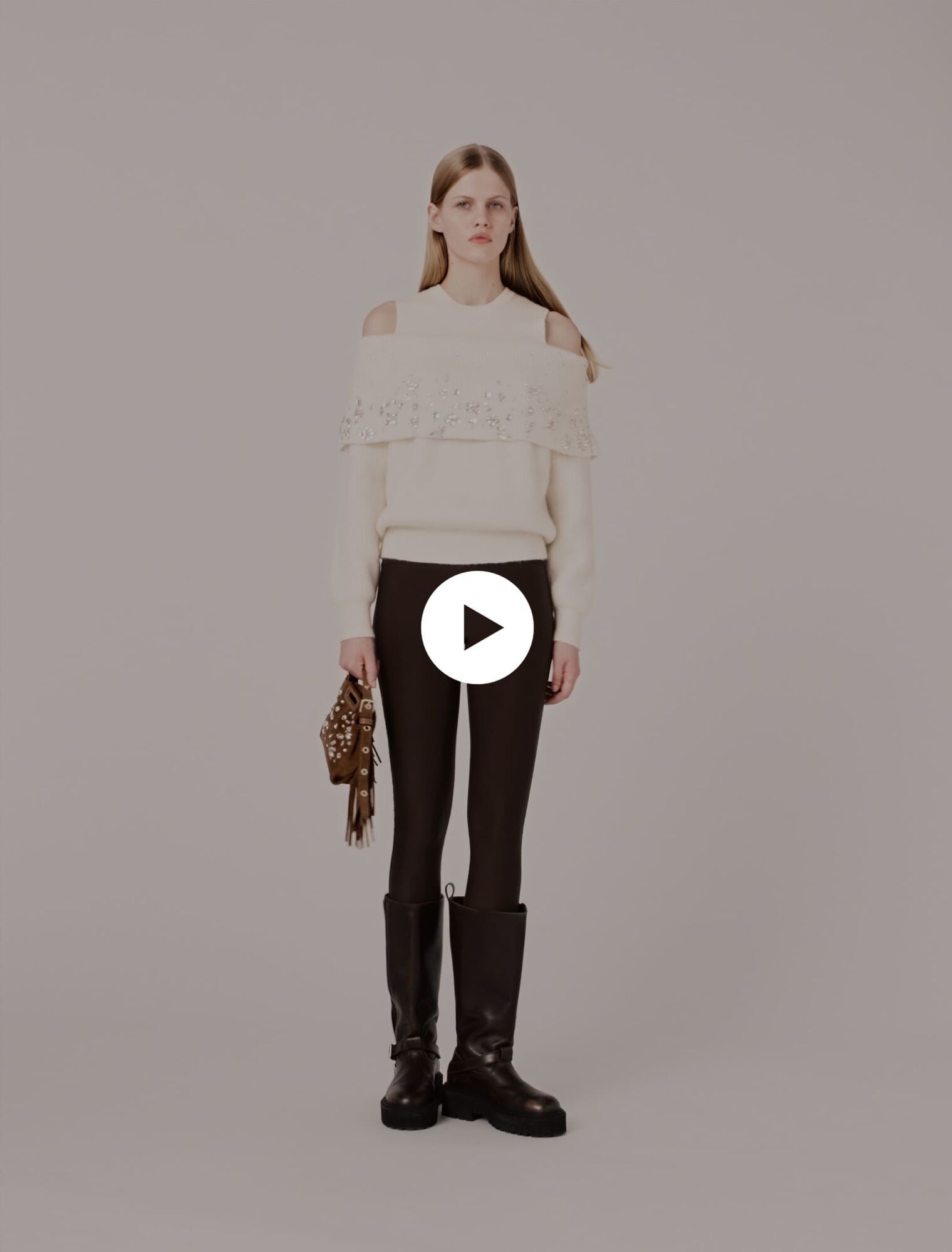 Schulterfreier Pullover mit Schmuck