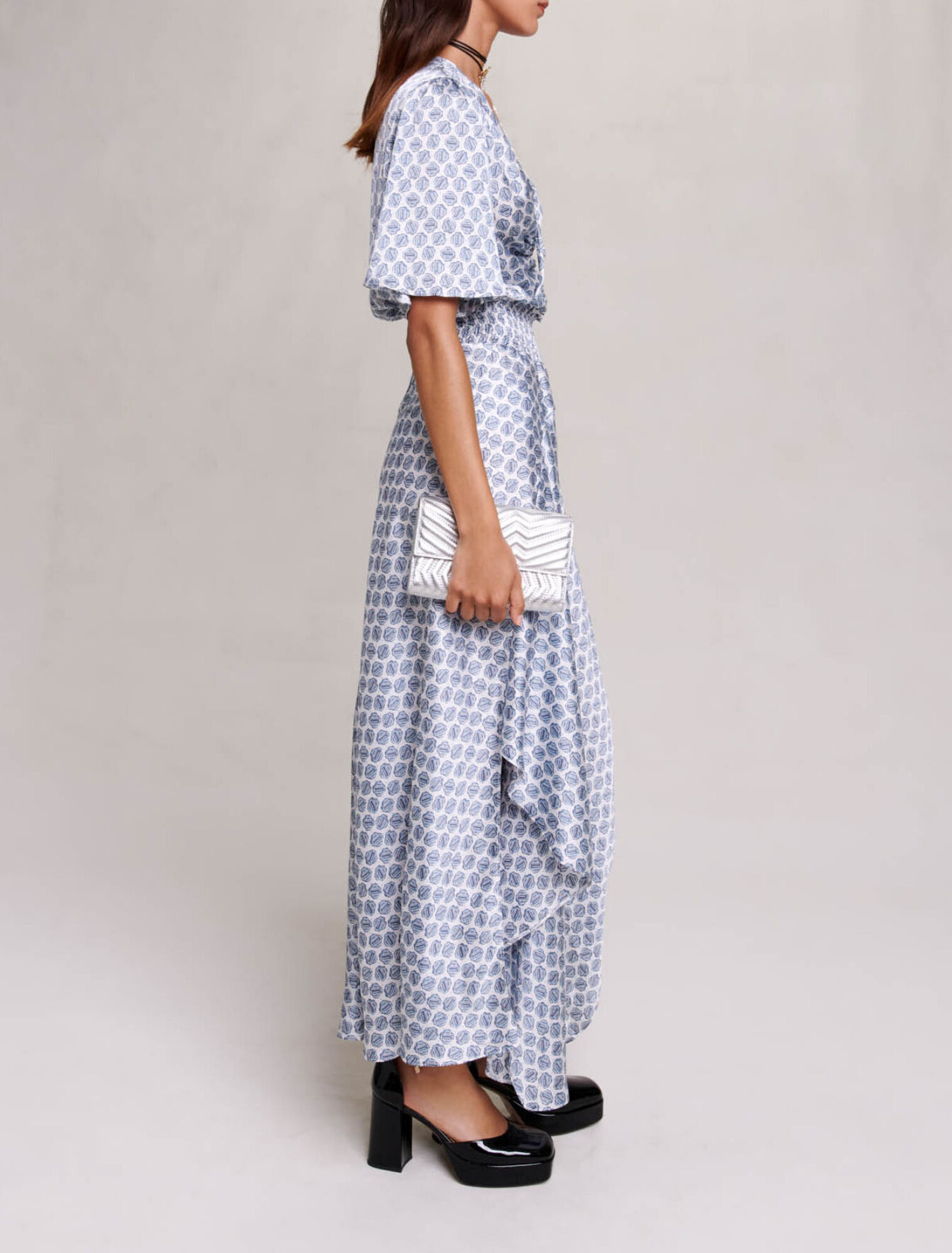 Langes, asymmetrisches Satinkleid