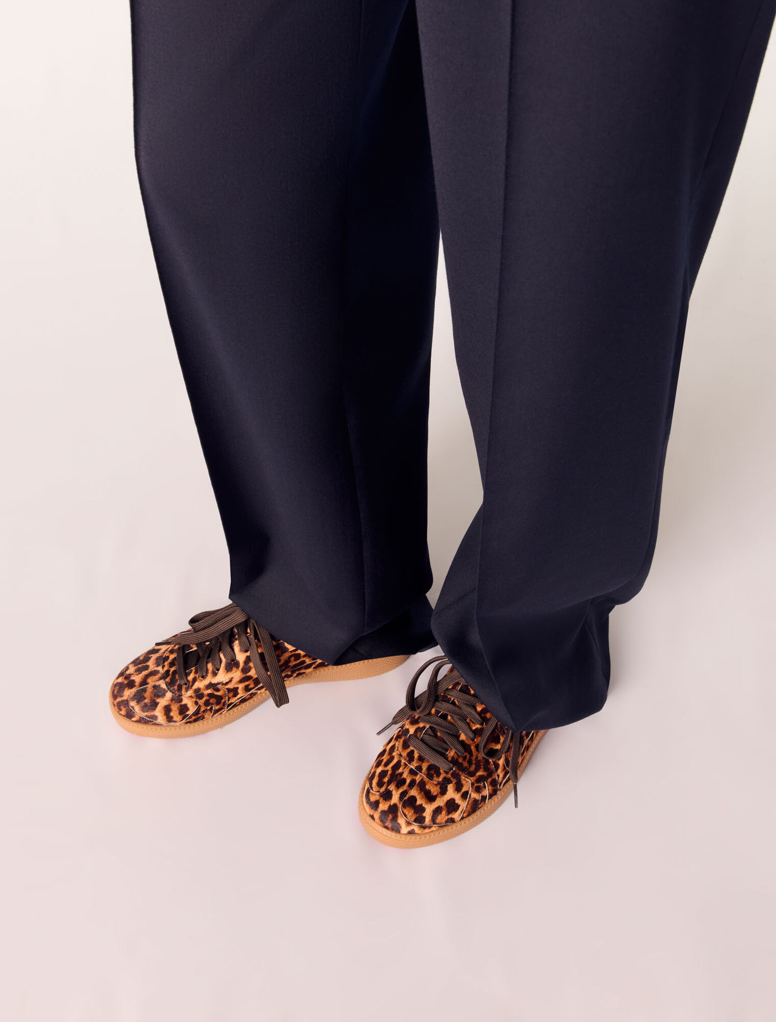 Lederturnschuhe mit Leopardenoptik