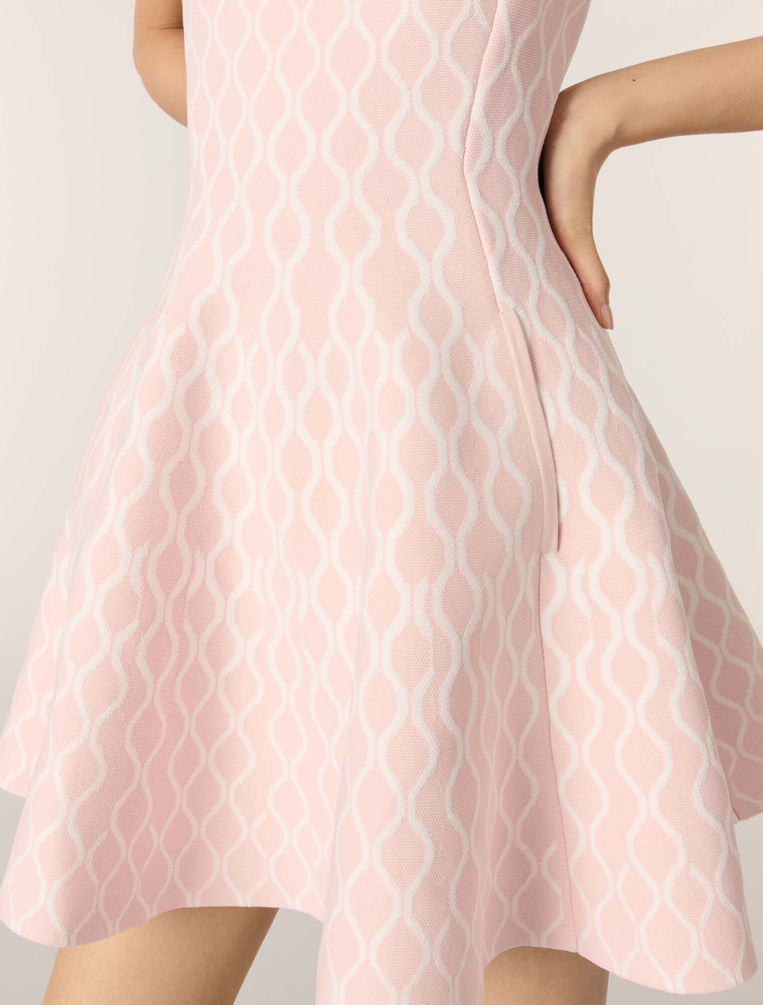 Kurzes Kleid aus Jacquard-Strick
