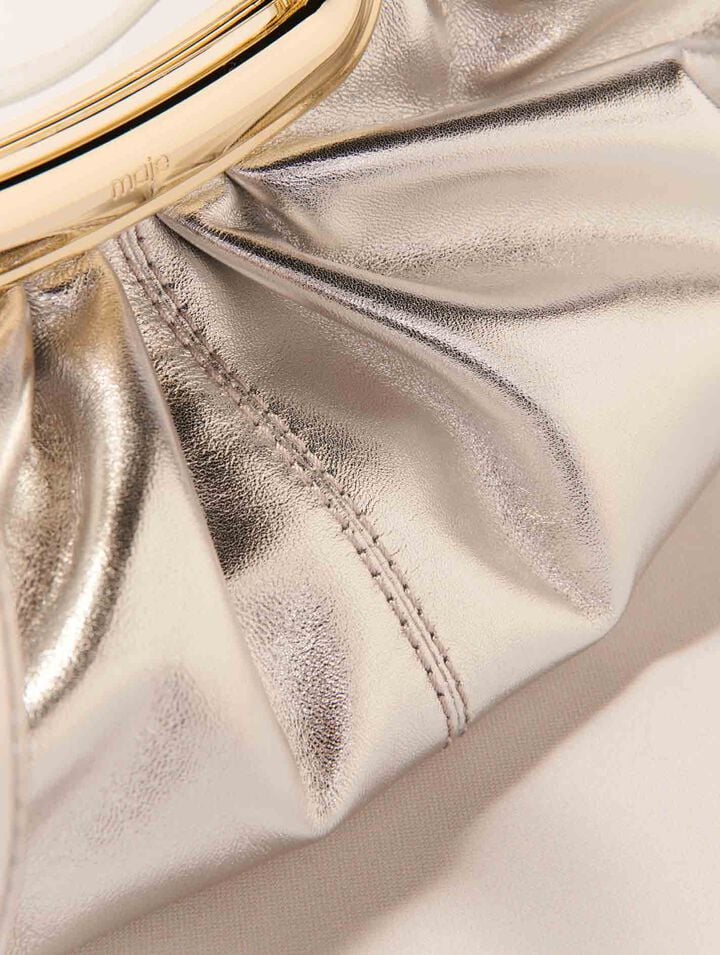 Clutch aus Leder mit Metallgriff