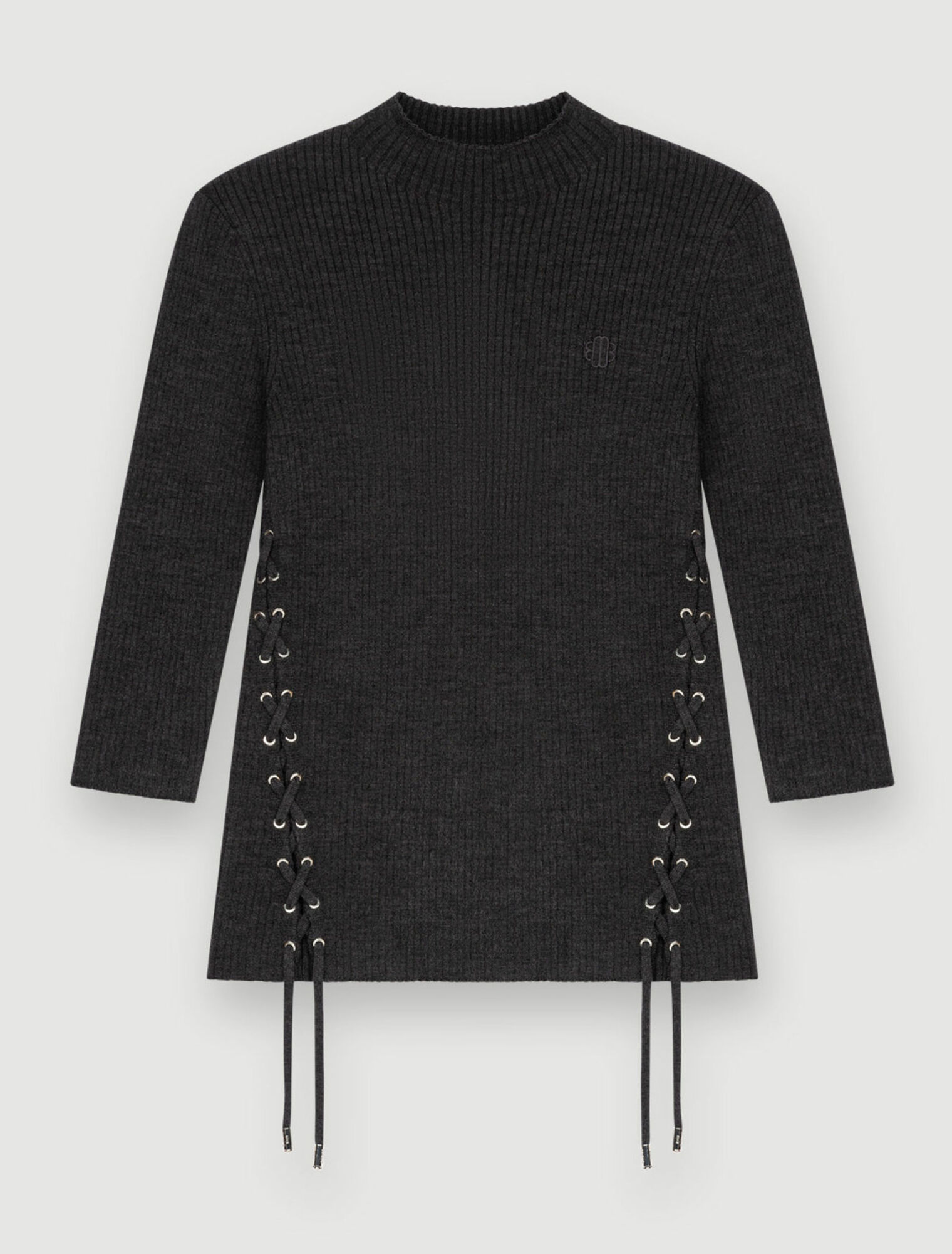 Körpernaher Pullover mit silbernen Ösen