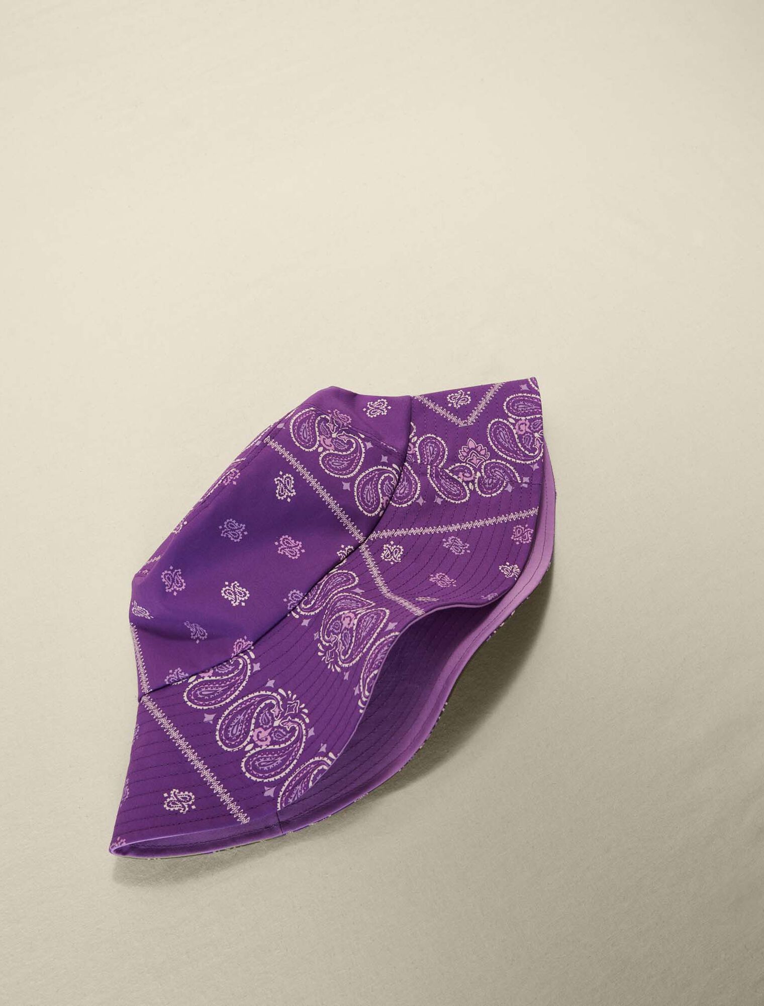 Bob mit Paisley-Print