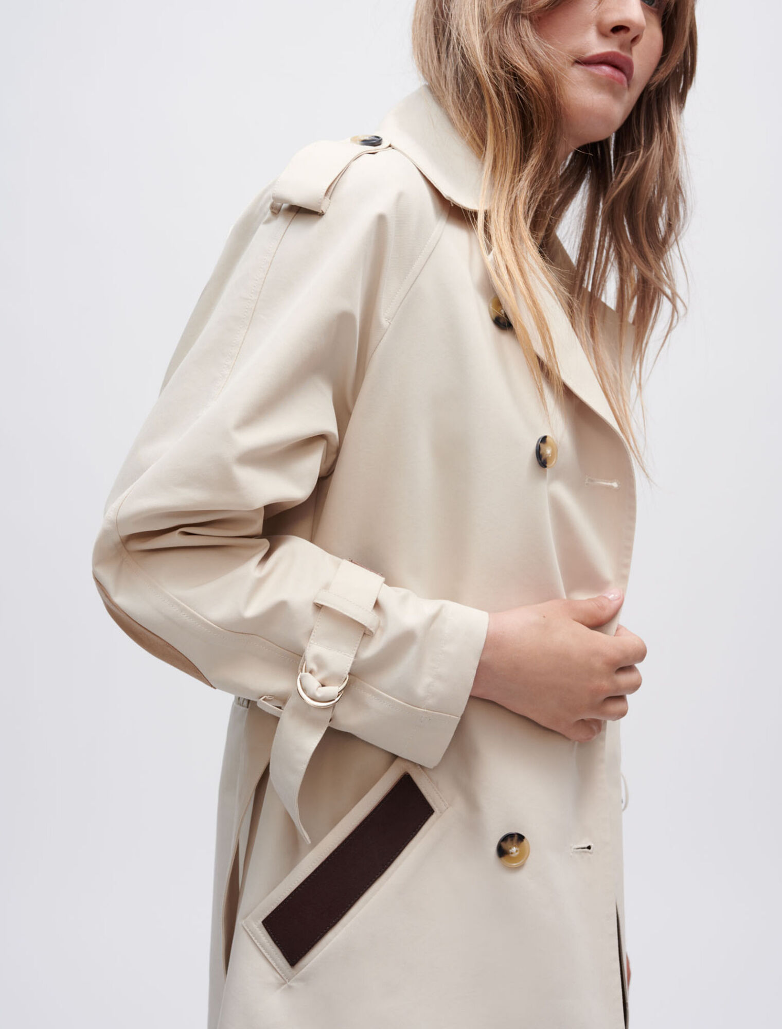 Im Rücken gesmokter Trenchcoat