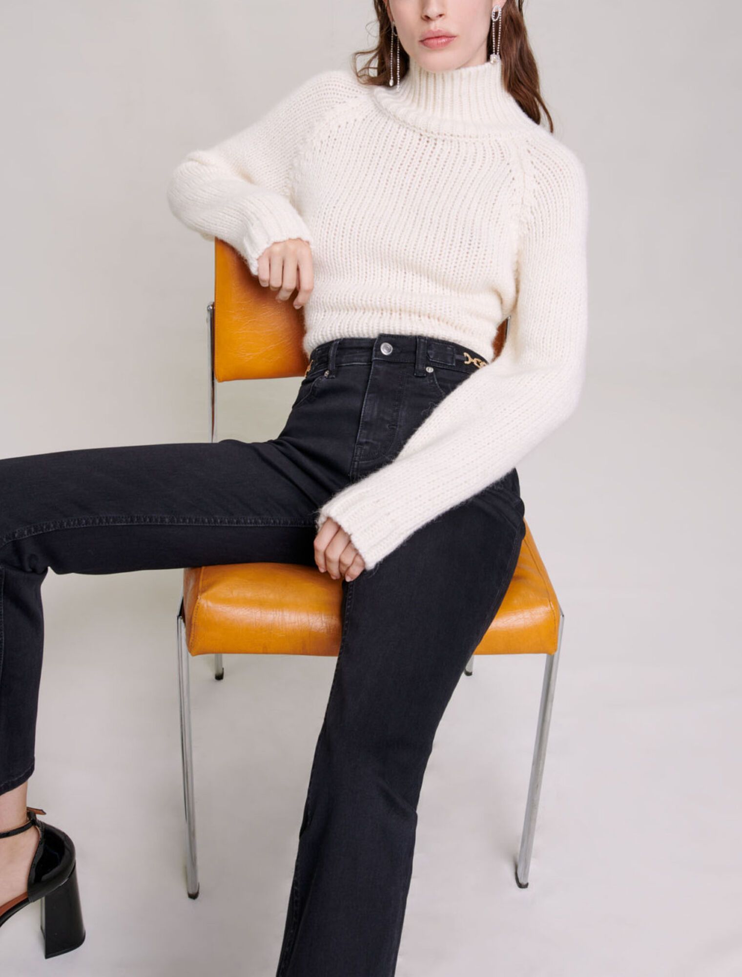 Jeans mit Gliederketten und Fransen