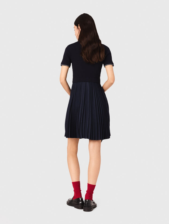 Kurzes Plissee-Kleid mit Polo-Krag