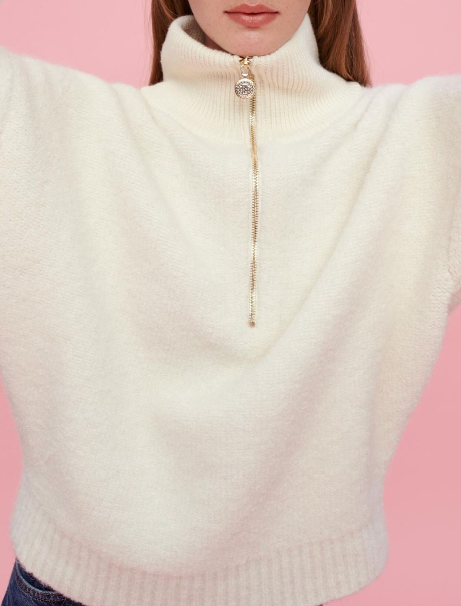 Bouclé-Pullover mit Stehkragen in Ecru