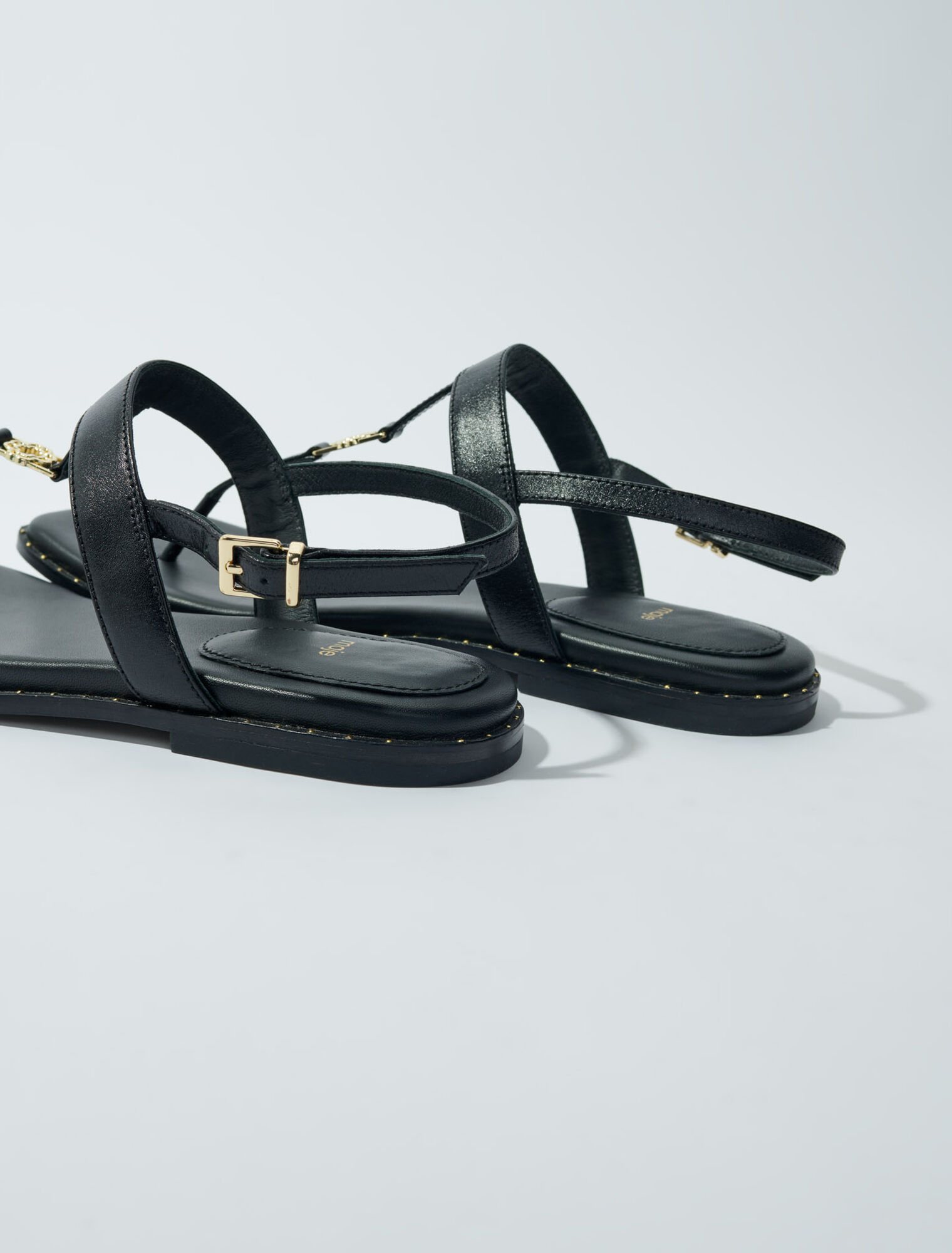 Flache Ledersandalen mit Riemen