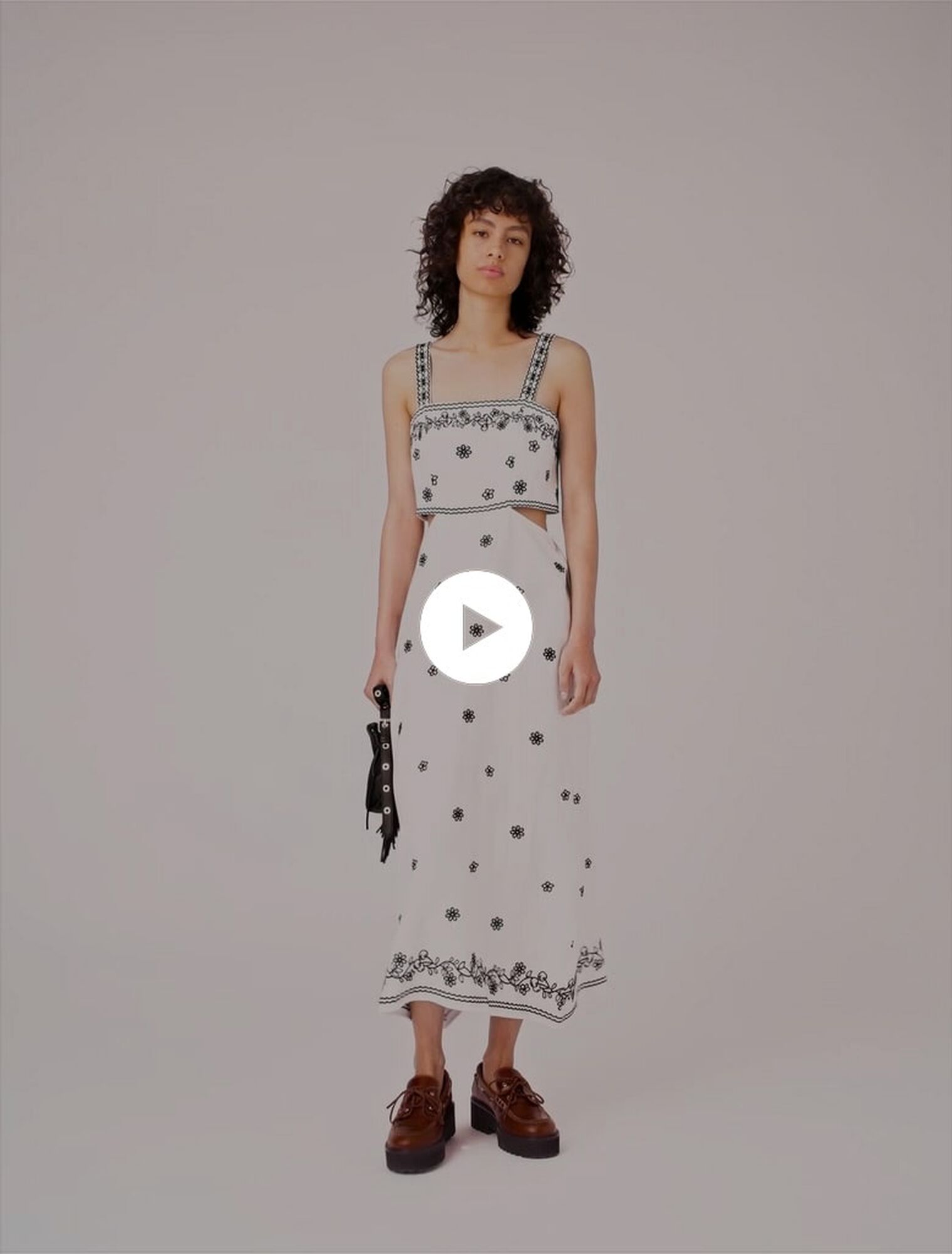 Langes besticktes Kleid mit Cut-out