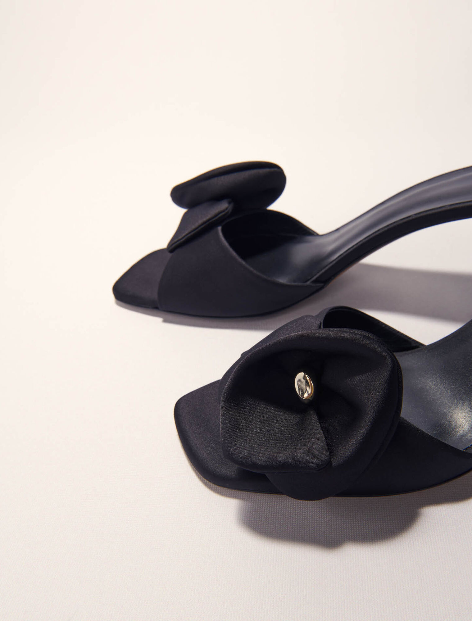 Mules aus Stoff mit Satinblume